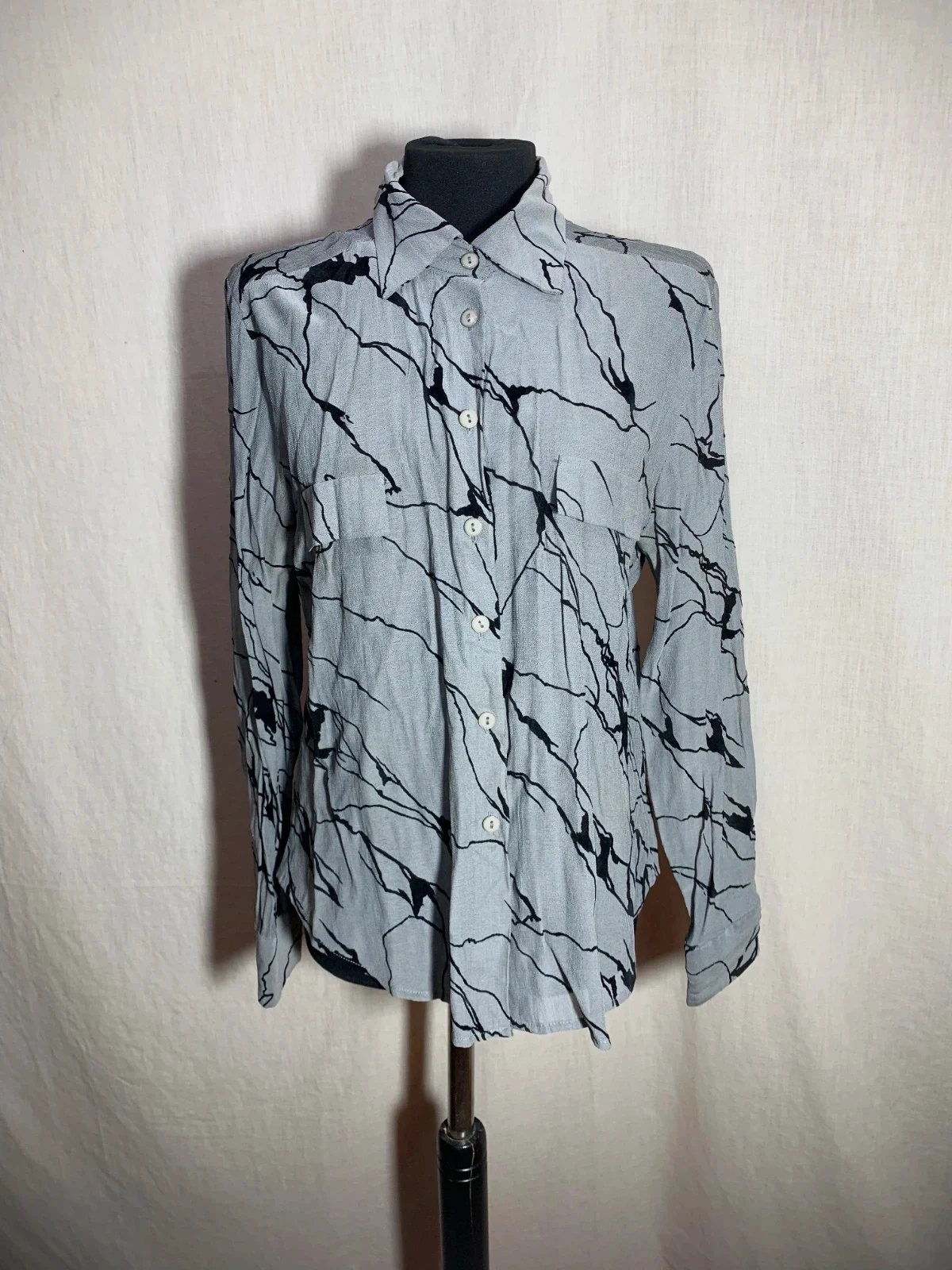 Camisa Gris con Estampado de Mármol | Grey Marble Print Shirt – taille XXXL / 46 / 18