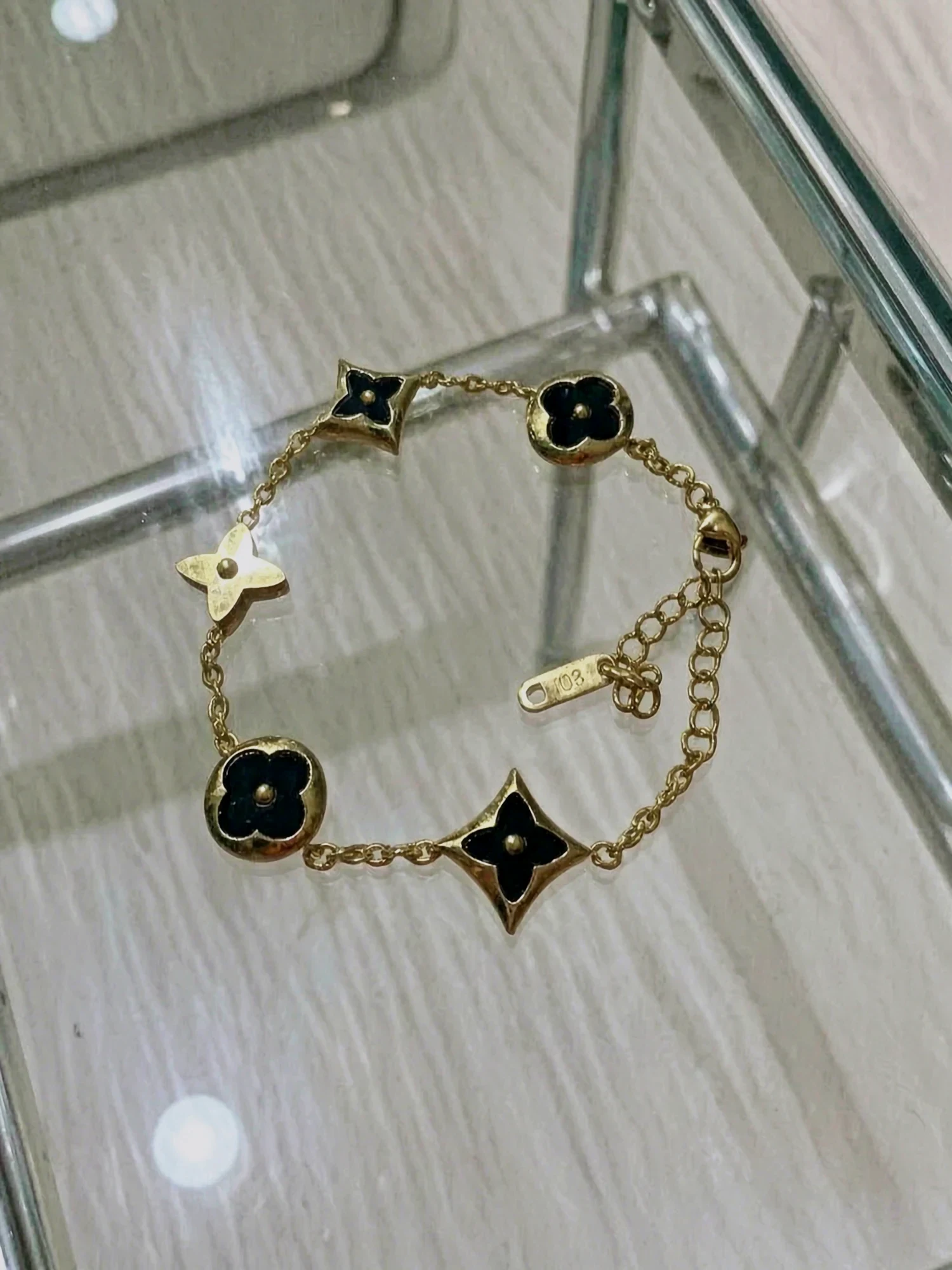 Bracelet chaîne dorée fleurs émail noir