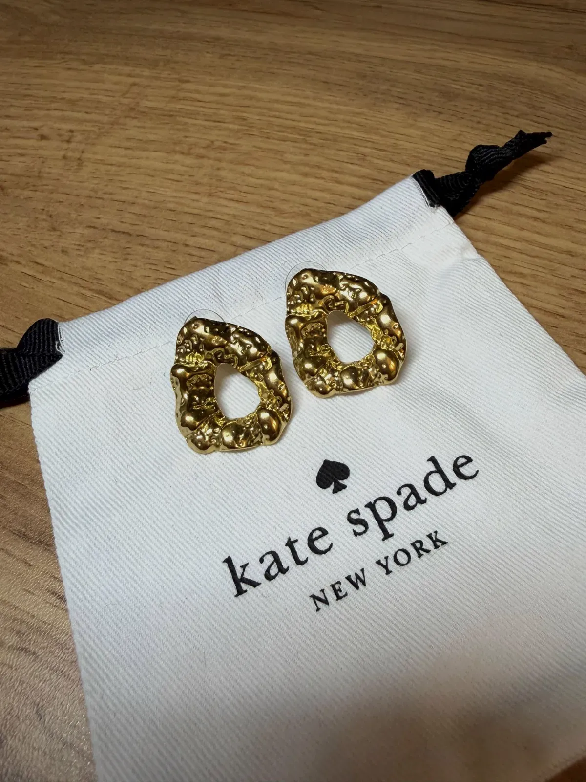 Boucles d'oreilles dorées martelées Kate Spade – kate spade – doré – taille Taille unique 6