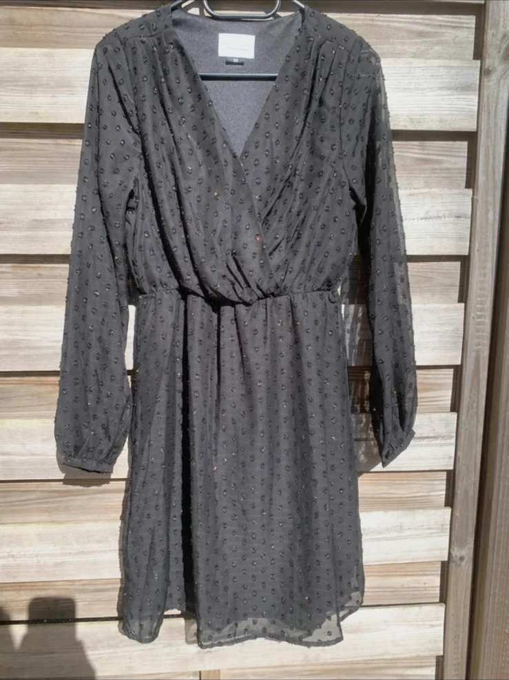 Robe noire LA CITY taille 36 en très bon état.