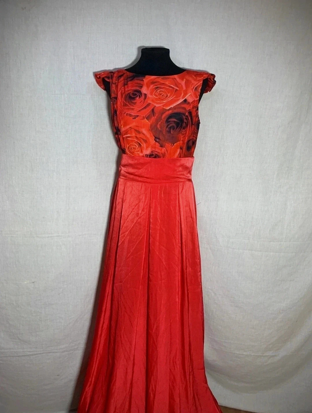Vestido de Fiesta Rojo con Estampado de Rosas | Red Party Dress with Rose Print