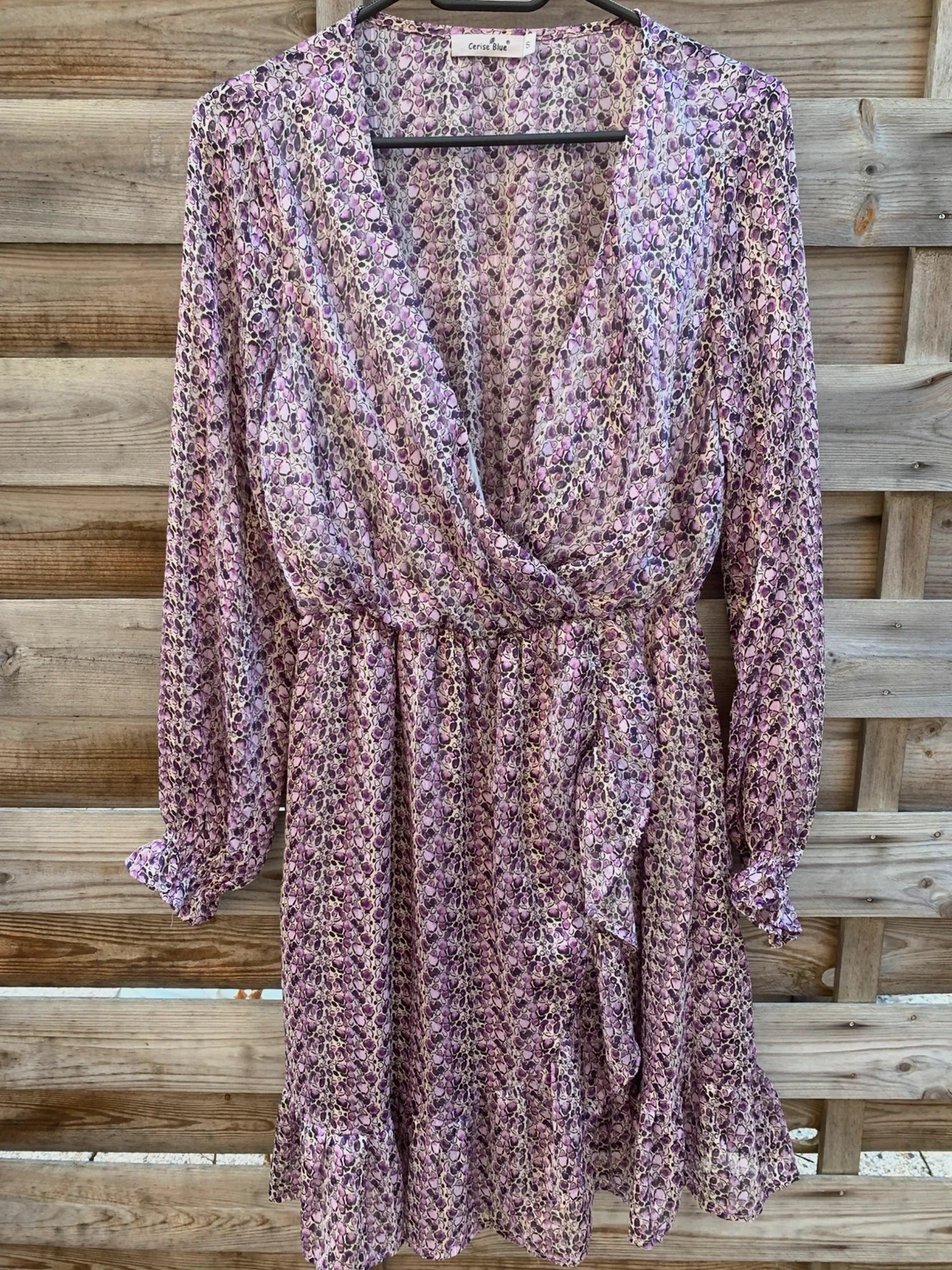 Robe Cerise Blue S – imprimé violet fleuri/léopard – cache-cœur & volants