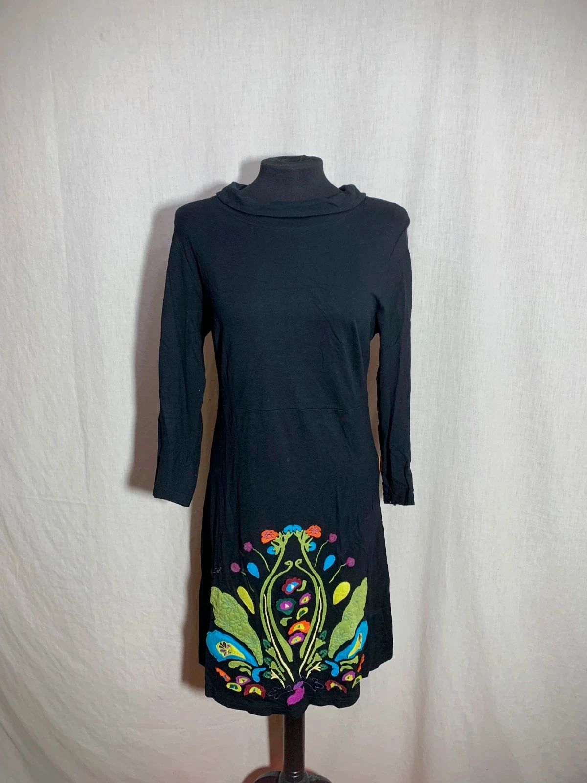 Vestido Negro Bordado Multicolor Manga Larga | Black Embroidered Long Sleeve Dress | Mamatoyae