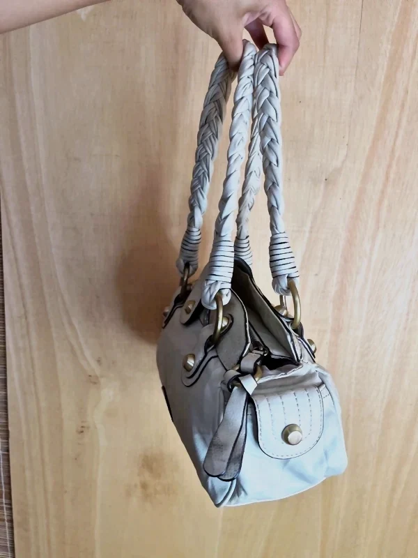 Sac à main beige tressé