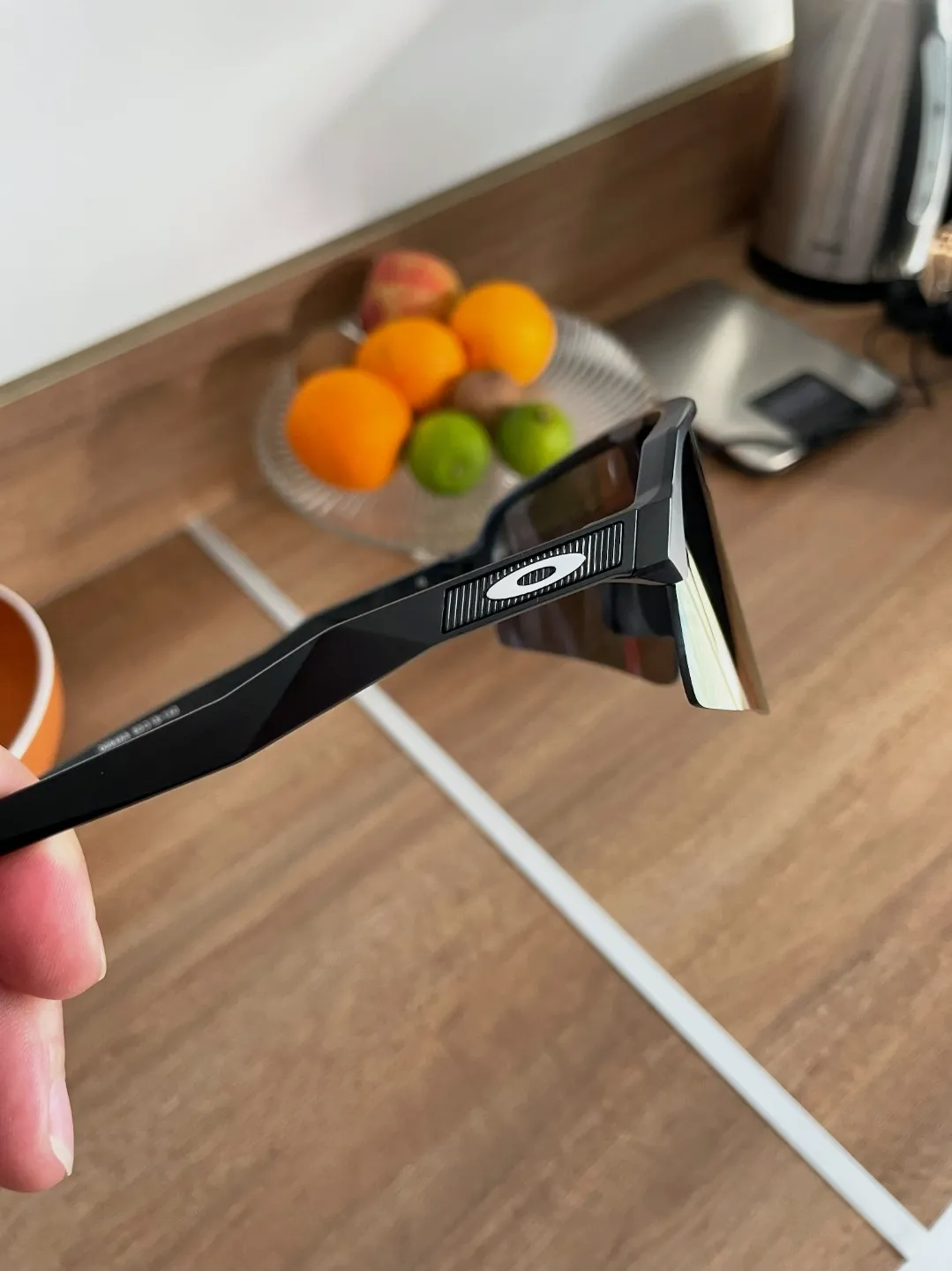 Lunettes de sport verres miroir – Oakley – noir et blanc avec verres bleu-vert dégradé 4