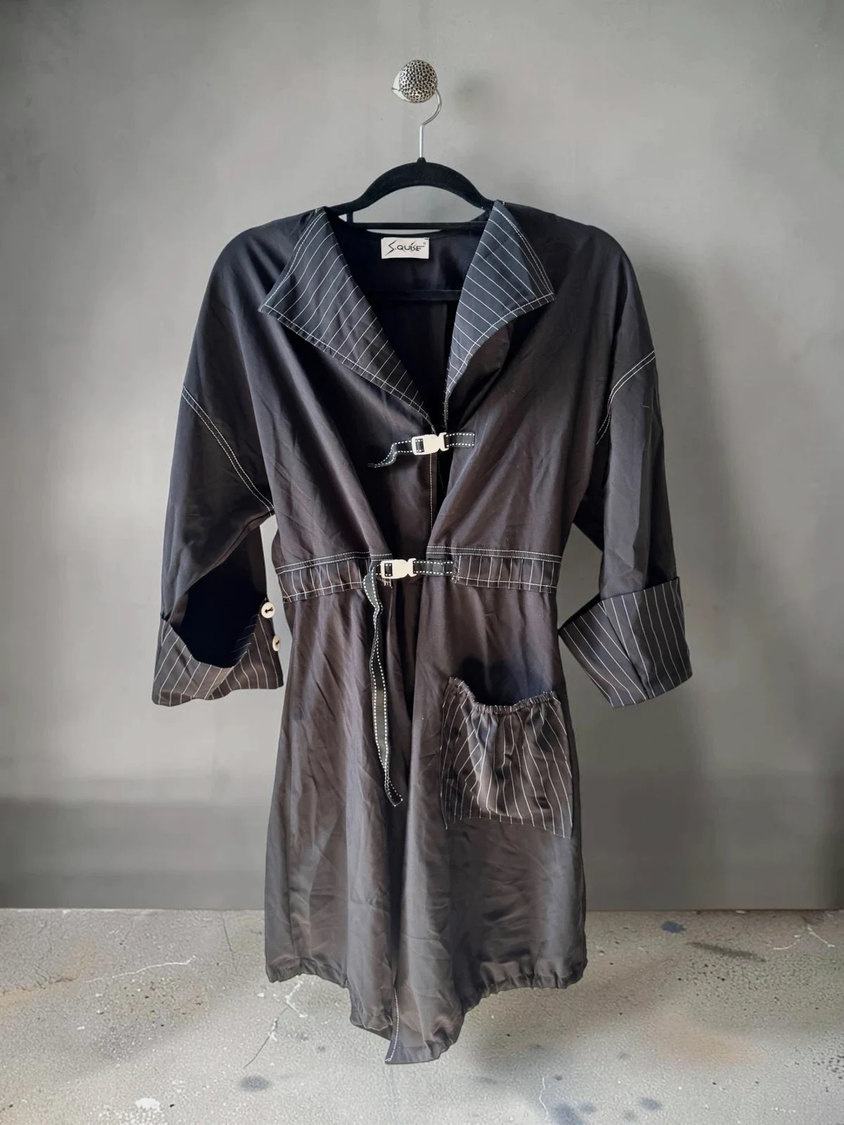 Veste longue asymétrique vintage style parka tuteur / techwear noire rayée S.Qube