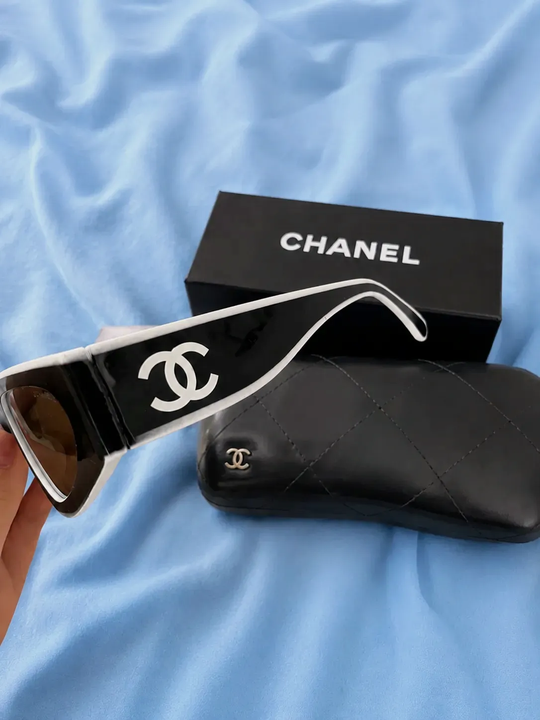 Lunettes de soleil Chanel monture noire contour blanc – Chanel – noir et blanc – taille Taille unique 3