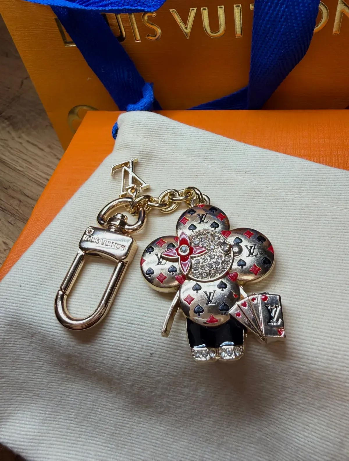 Louis Vuitton porte-clés fleur rose doré – Louis Vuitton – rose et doré – taille S 3