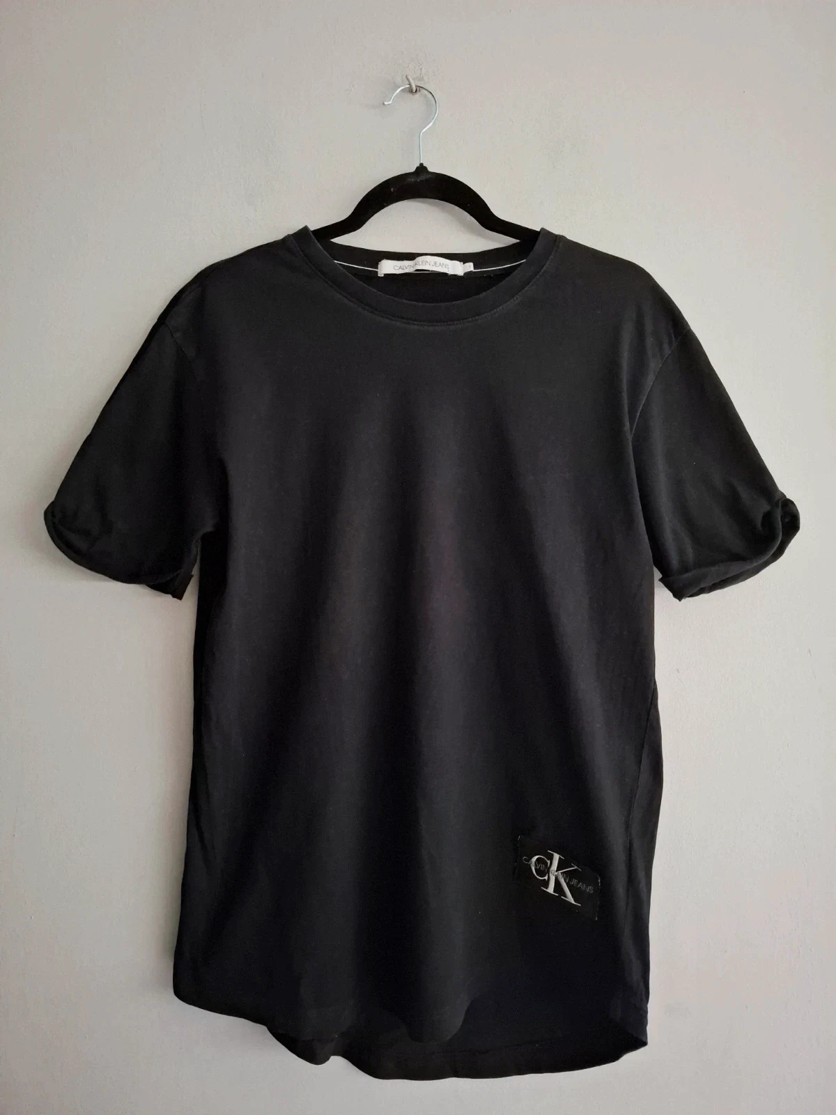 Camiseta Negra Calvin Klein Jeans con Parche Logo 🖤 (Talla S)