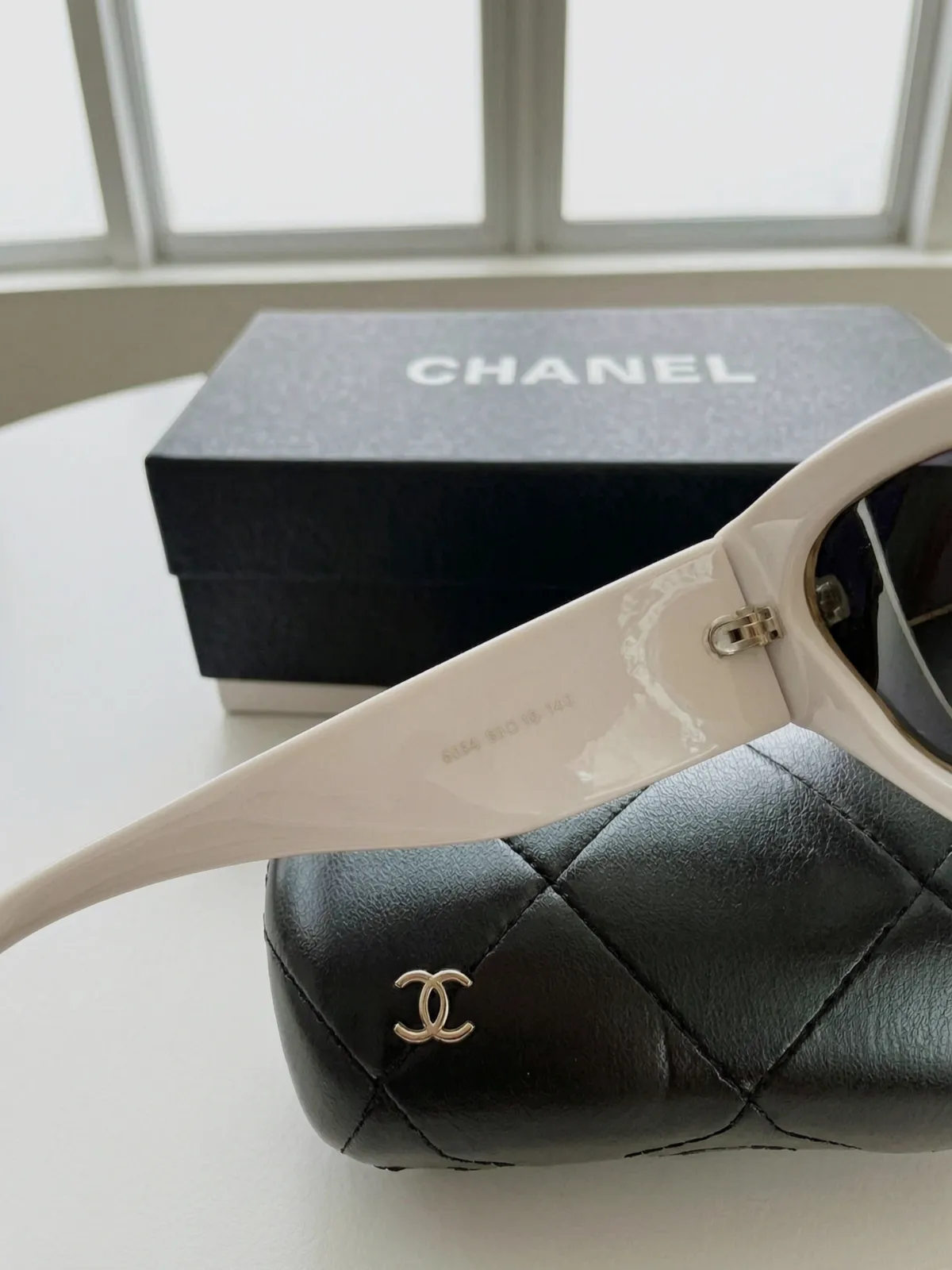 Lunettes de soleil Chanel noires – Chanel – noir et blanc 4