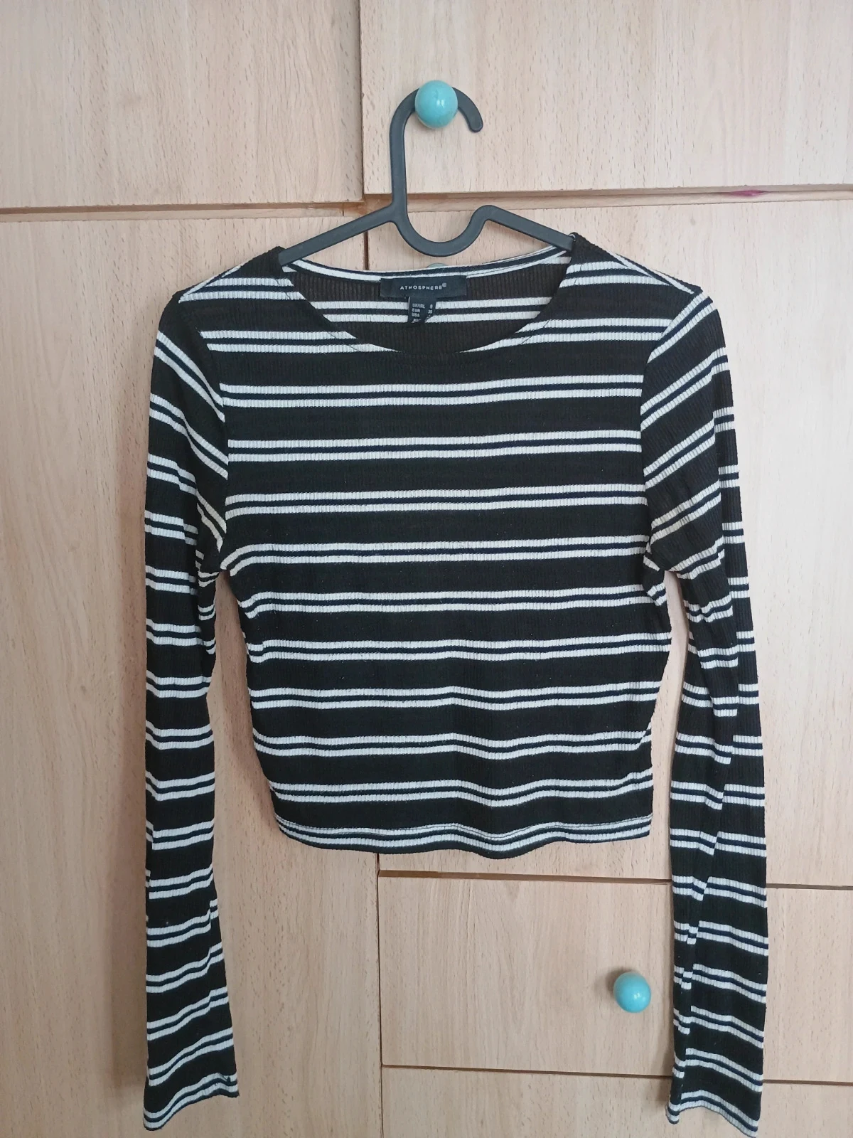 Top cropped a rayas negras y blancas de manga larga