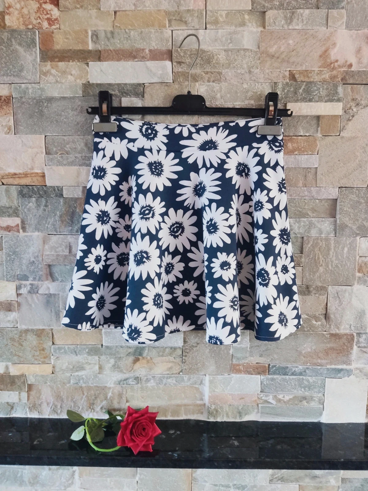 🔥 Minifalda con vuelo color azul marino con flores blancas – taille S / 36 / 8