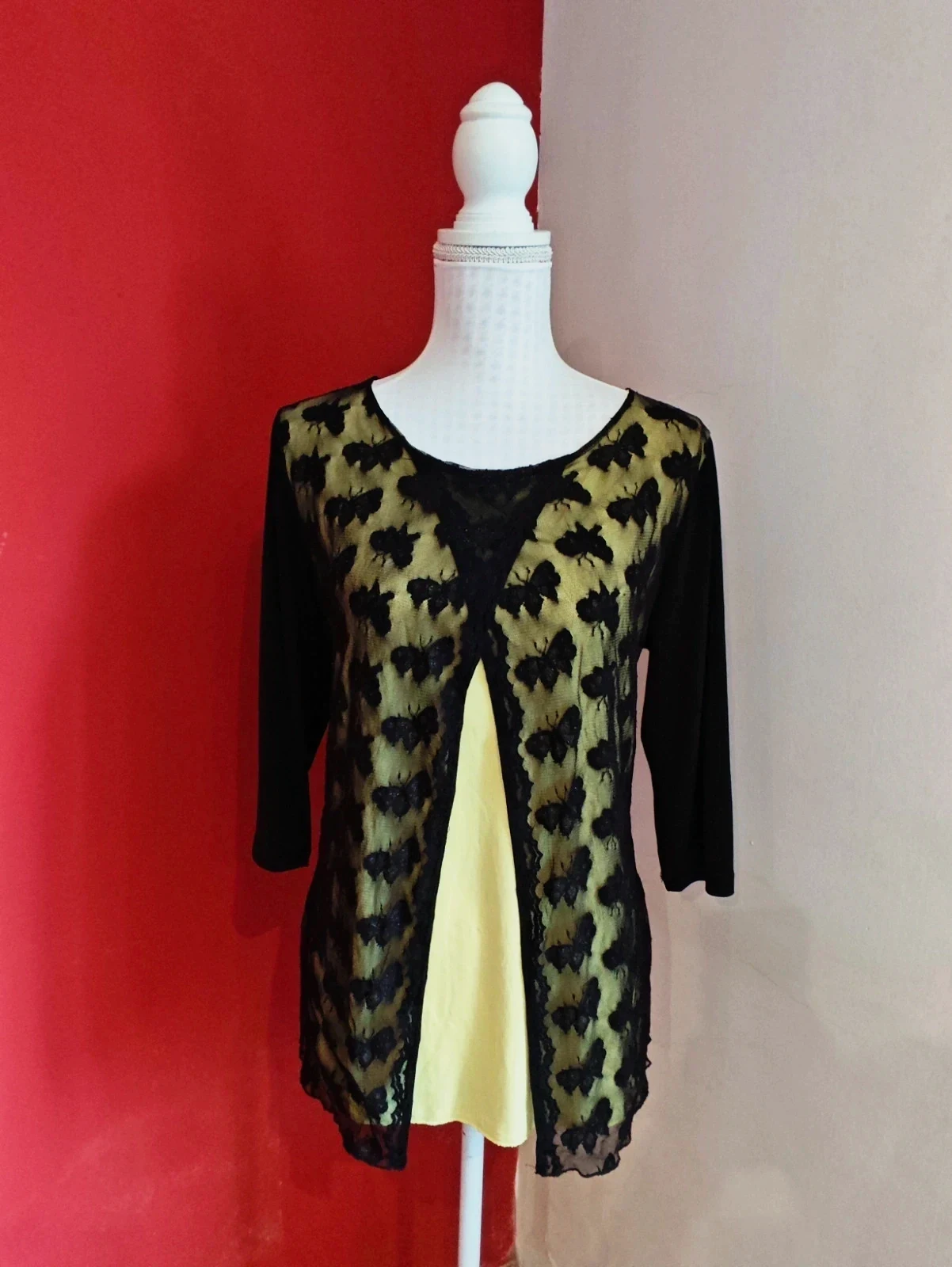 🌺Blusa efecto doble con solapas de gasa negra con mariposas y camiseta amarilla debajo