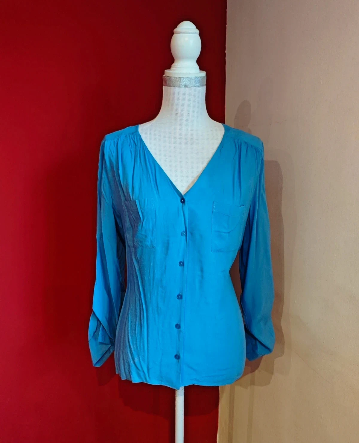 🌺Camisa básica azul con mangas ajustables, talla L