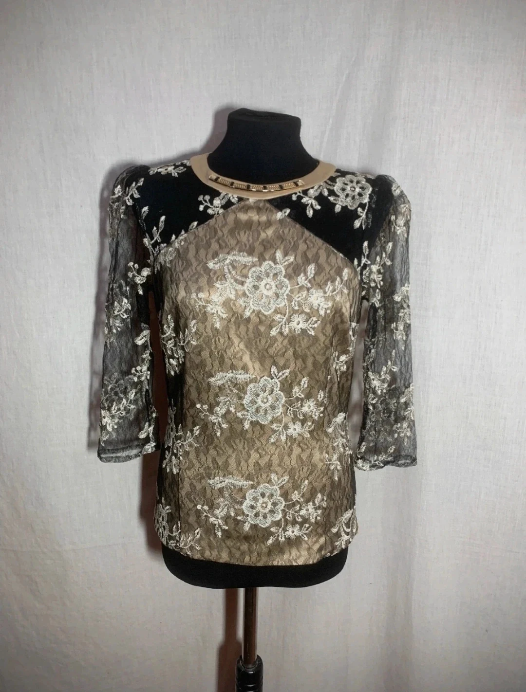 Blusa de Encaje Dorada | Golden Lace Blouse | Blouse en Dentelle Dorée