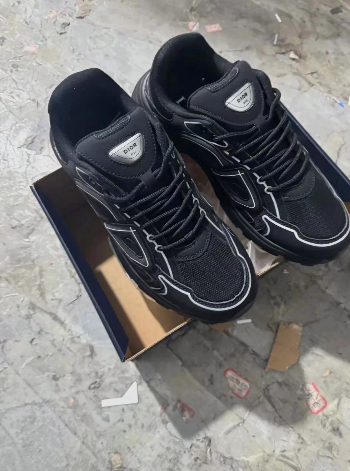 Chaussure Dior taille 45 disponible 