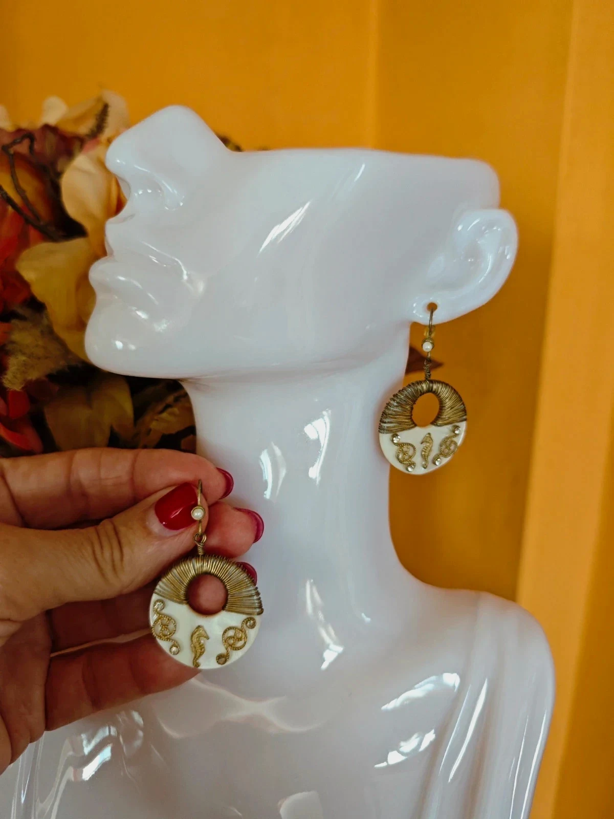 🌺Pendientes de aro blanco con adornos dorados y brillantes y pequeña perla