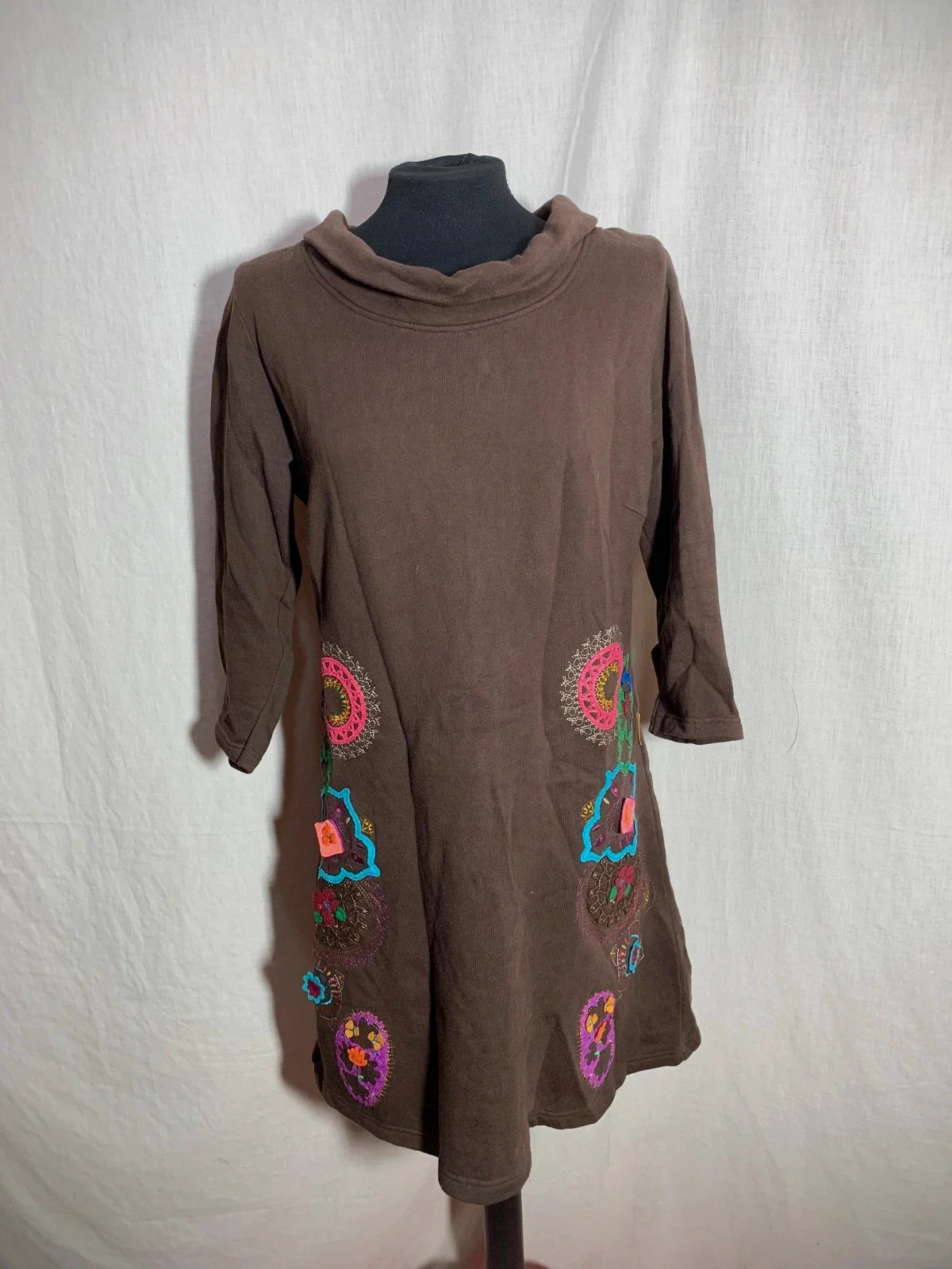 Vestido Marrón de Manga 3/4 con Bordados Laterales | Brown Embroidered Dress | Mamatayoe