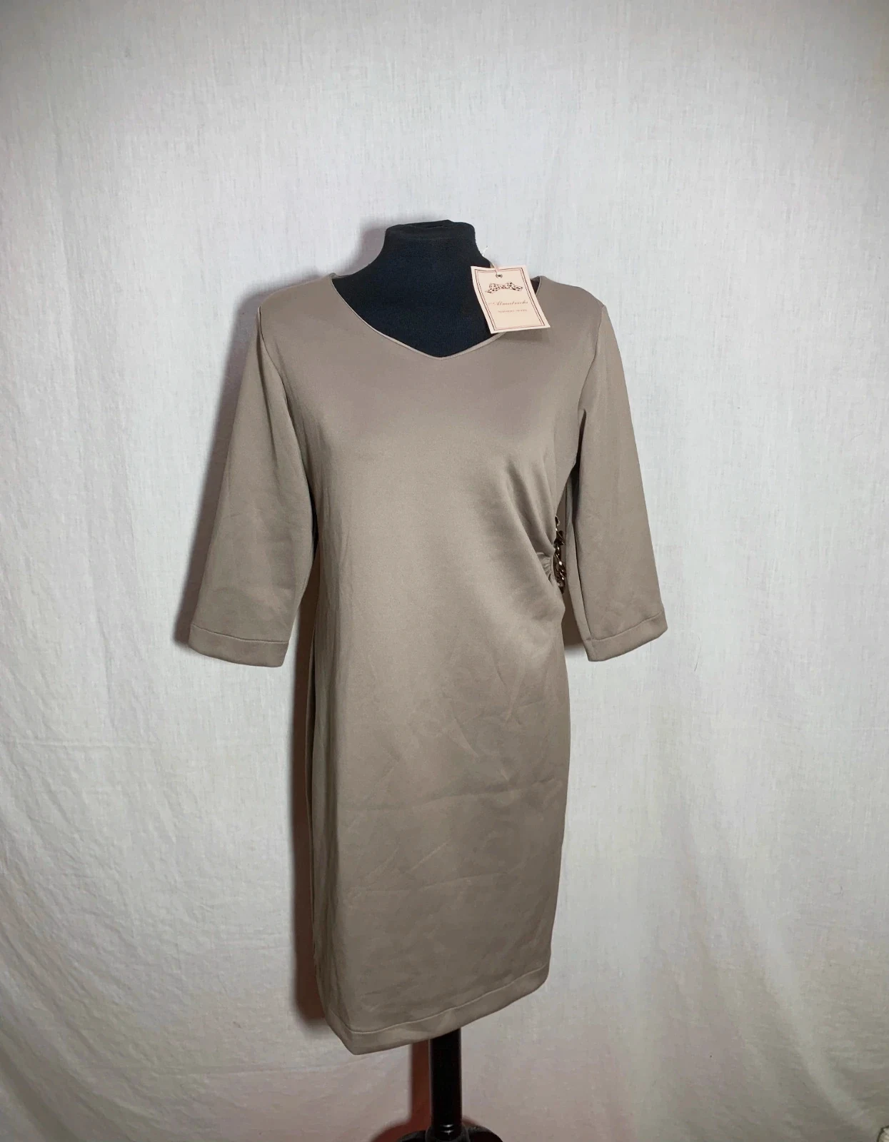 Vestido Beige de Manga 3/4 con Escote en Pico | Beige 3/4 Sleeve Dress | Almatrichi