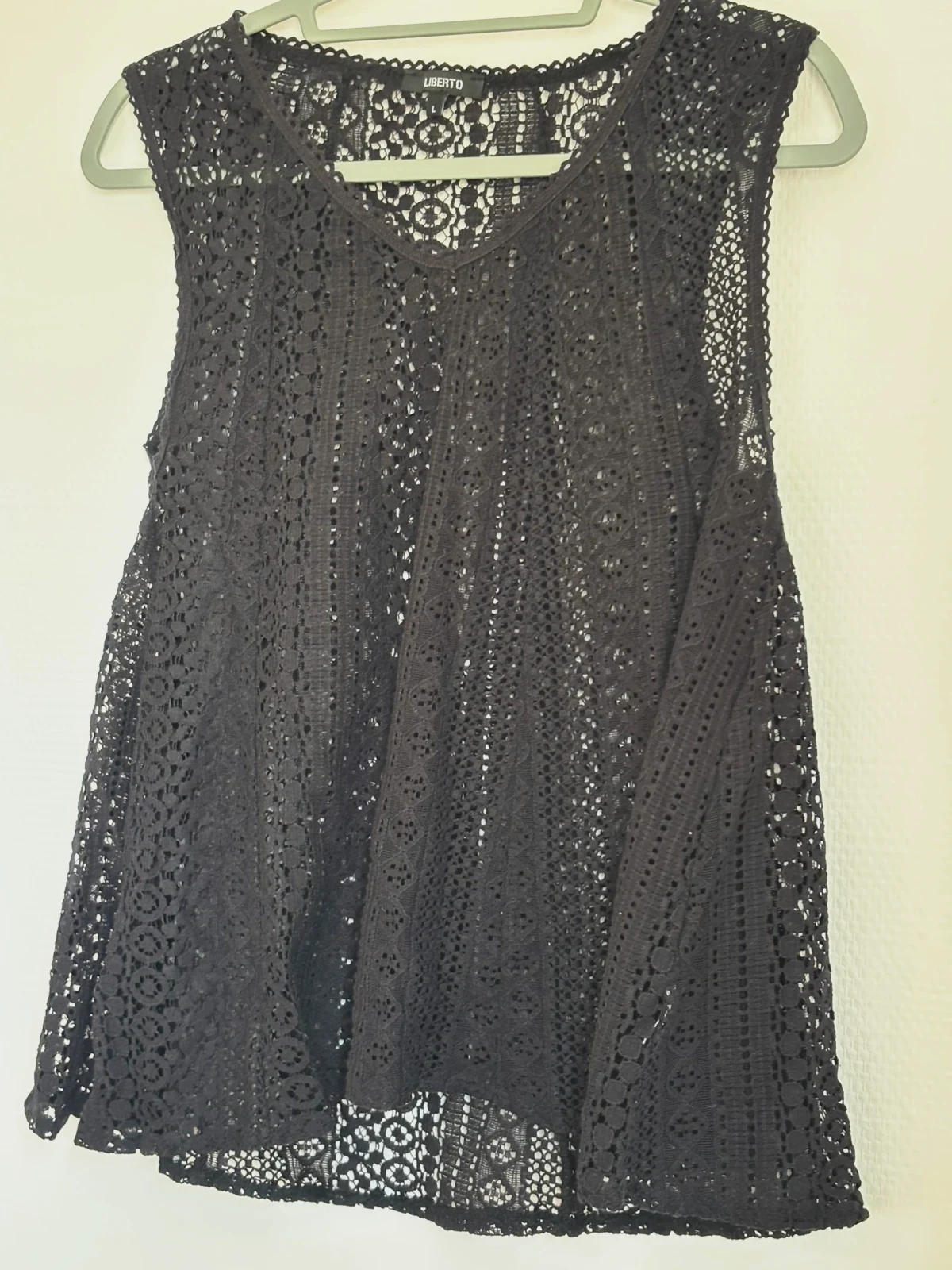 Top en dentelle crochet bohème chic noir