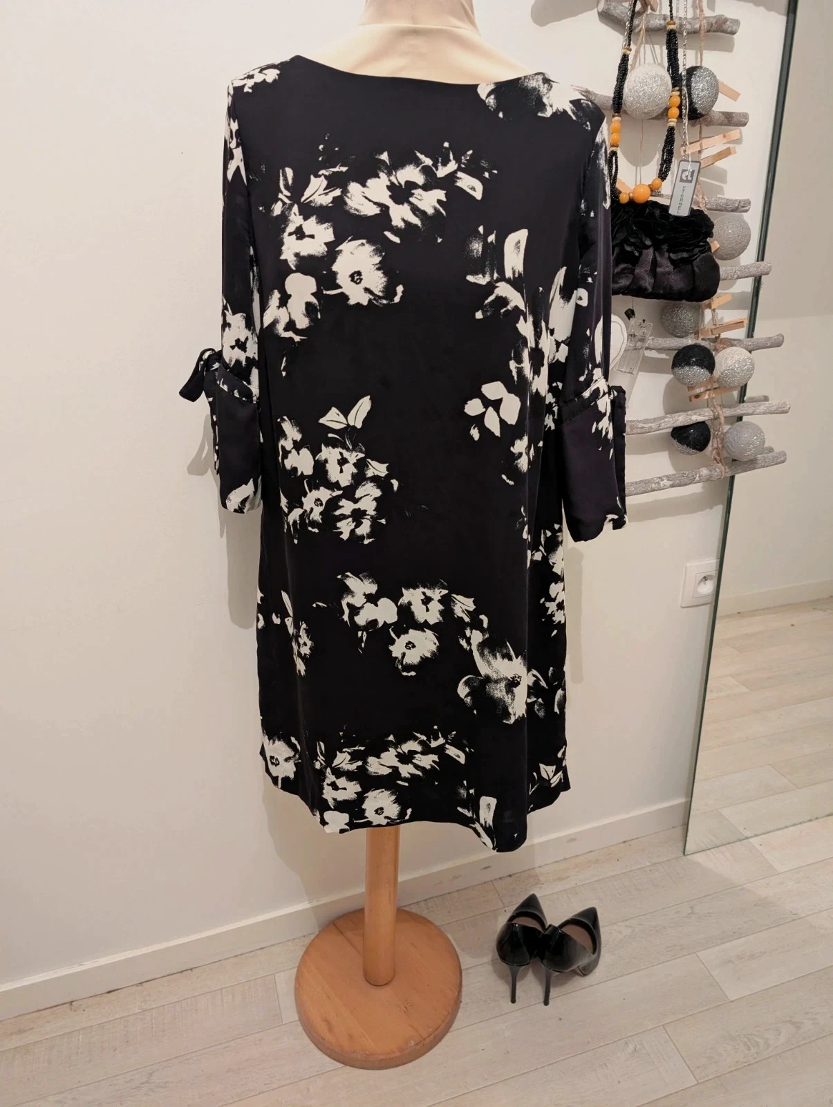 Robe noire imprimé fleurs / Taille 42 / H&M
