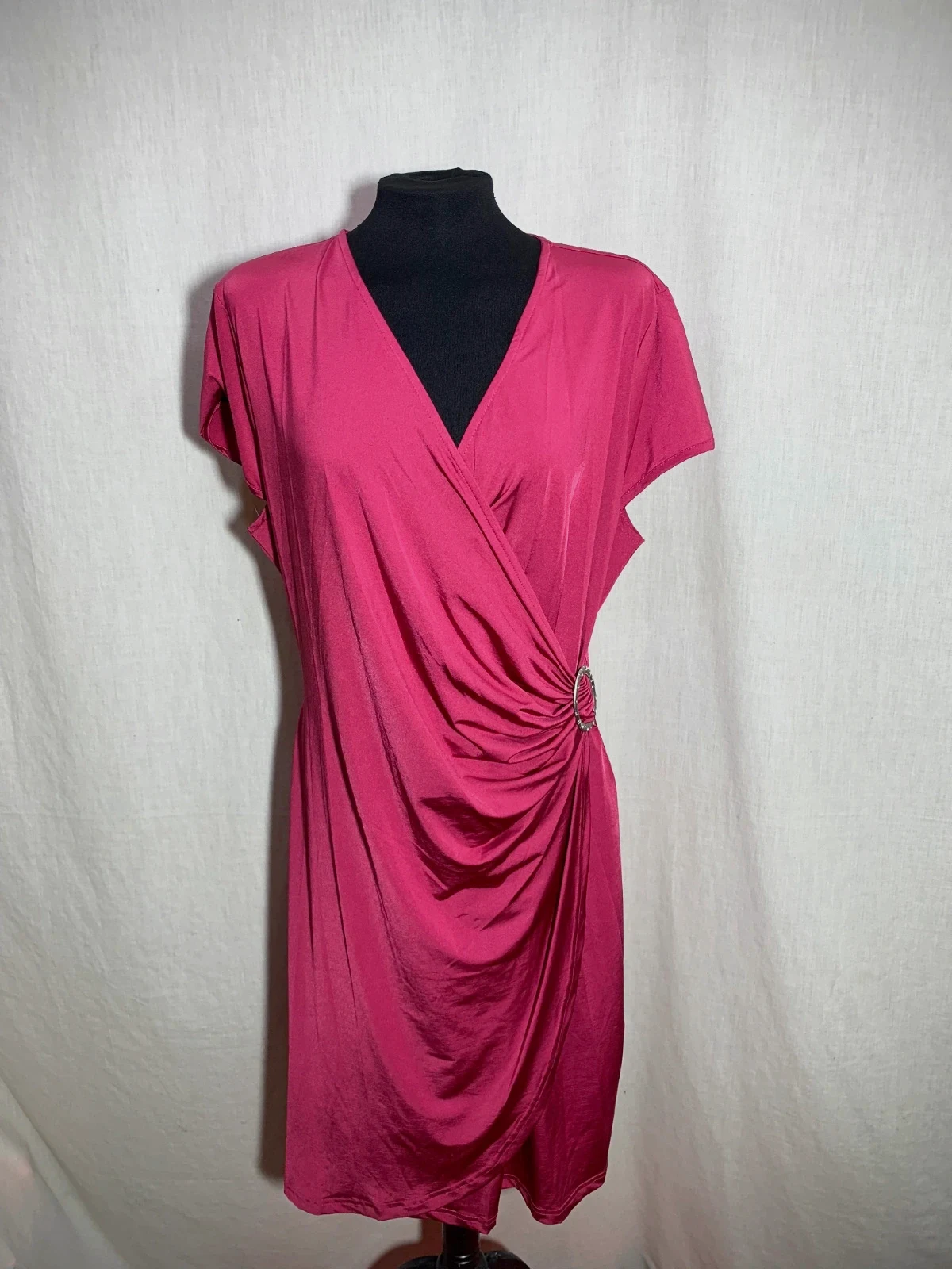 Vestido Fucsia Cruzado con Drapeado Lateral y Manga Corta | Pink Wrap Dress | Promise