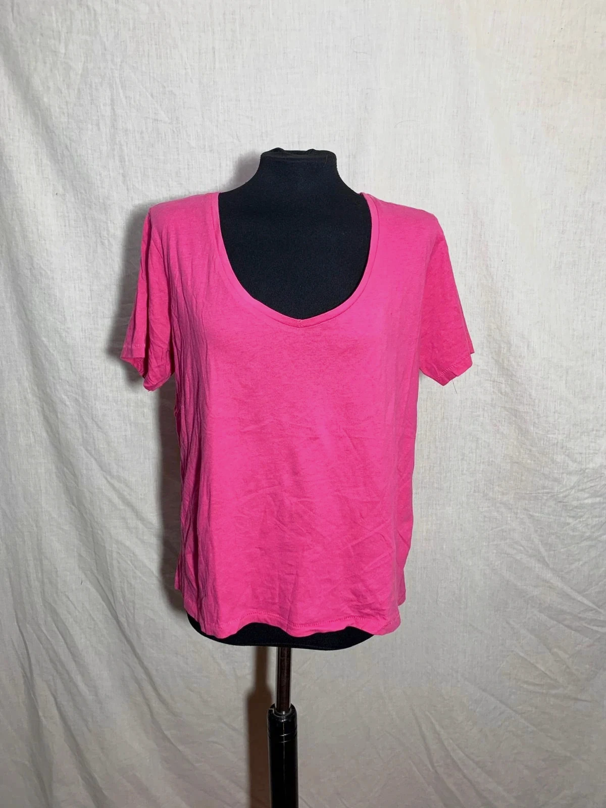 Camiseta rosa cuello pico | Pink v-neck t-shirt | Encuentro