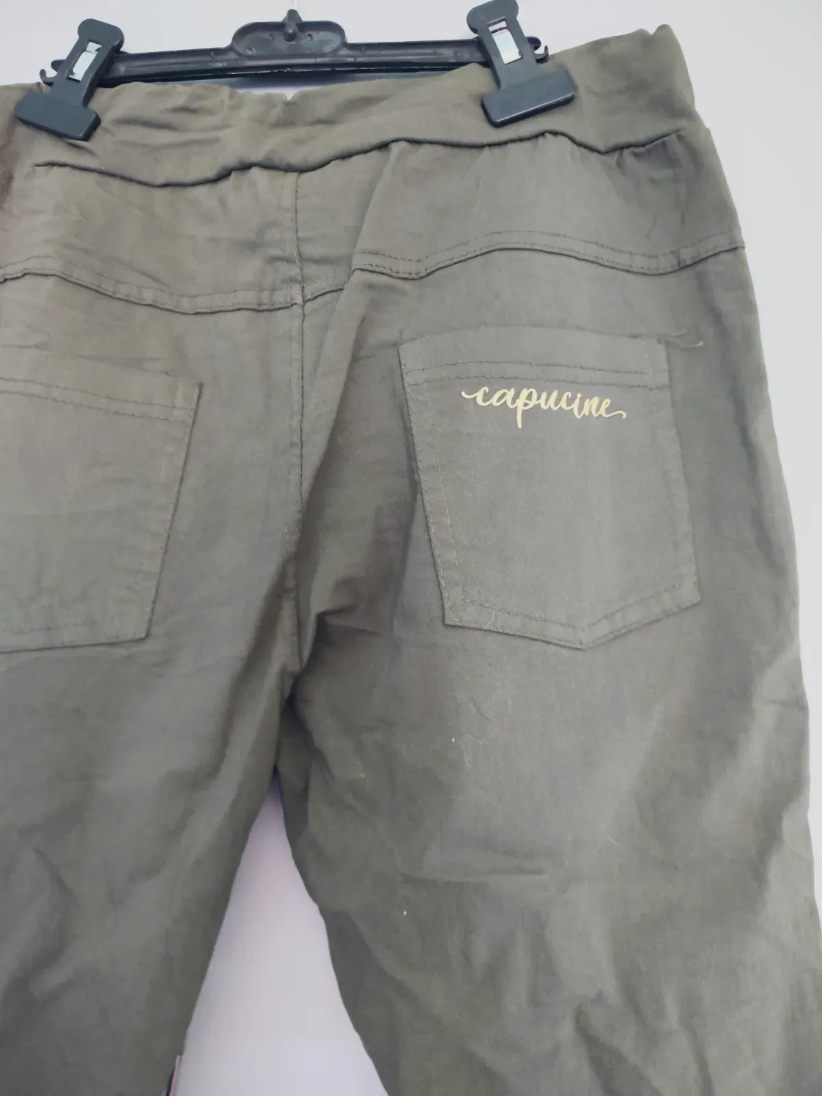 Pantalon fluide vert kaki Capucine Moda avec dentelle – Capucine Moda – taille Taille unique 5