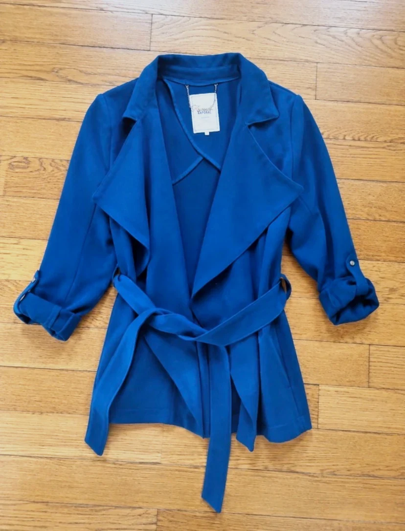 Trench bleu ceinturé manches retroussées