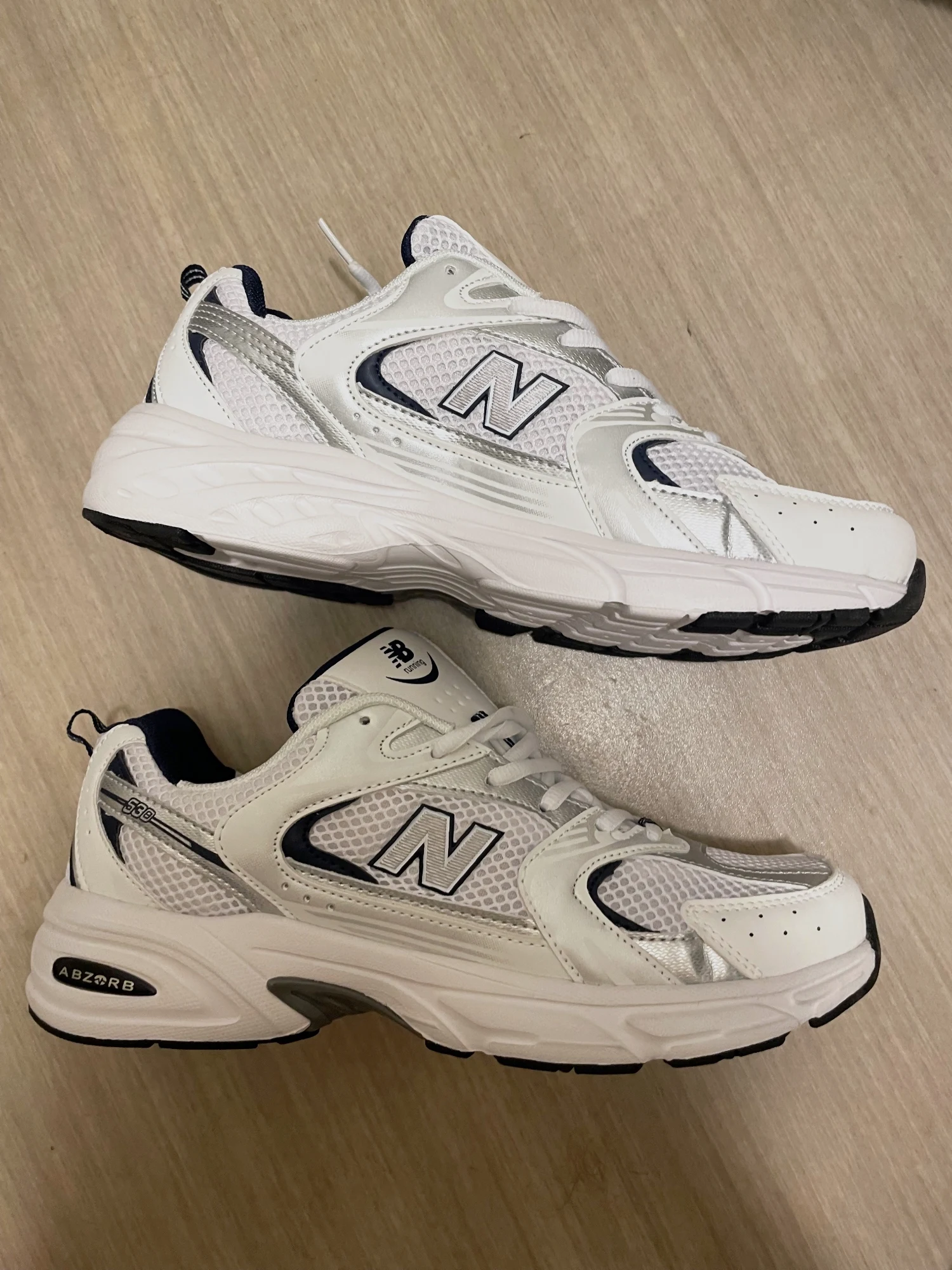 Baskets New Balance 530 blanches et argentées taille 42