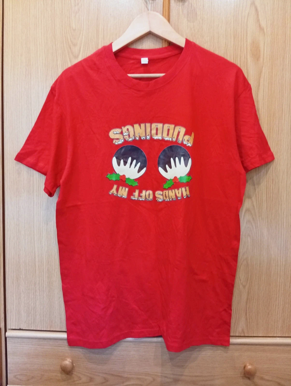 Red short-sleeve T-shirt with a fun Christmas-themed print – taille L
