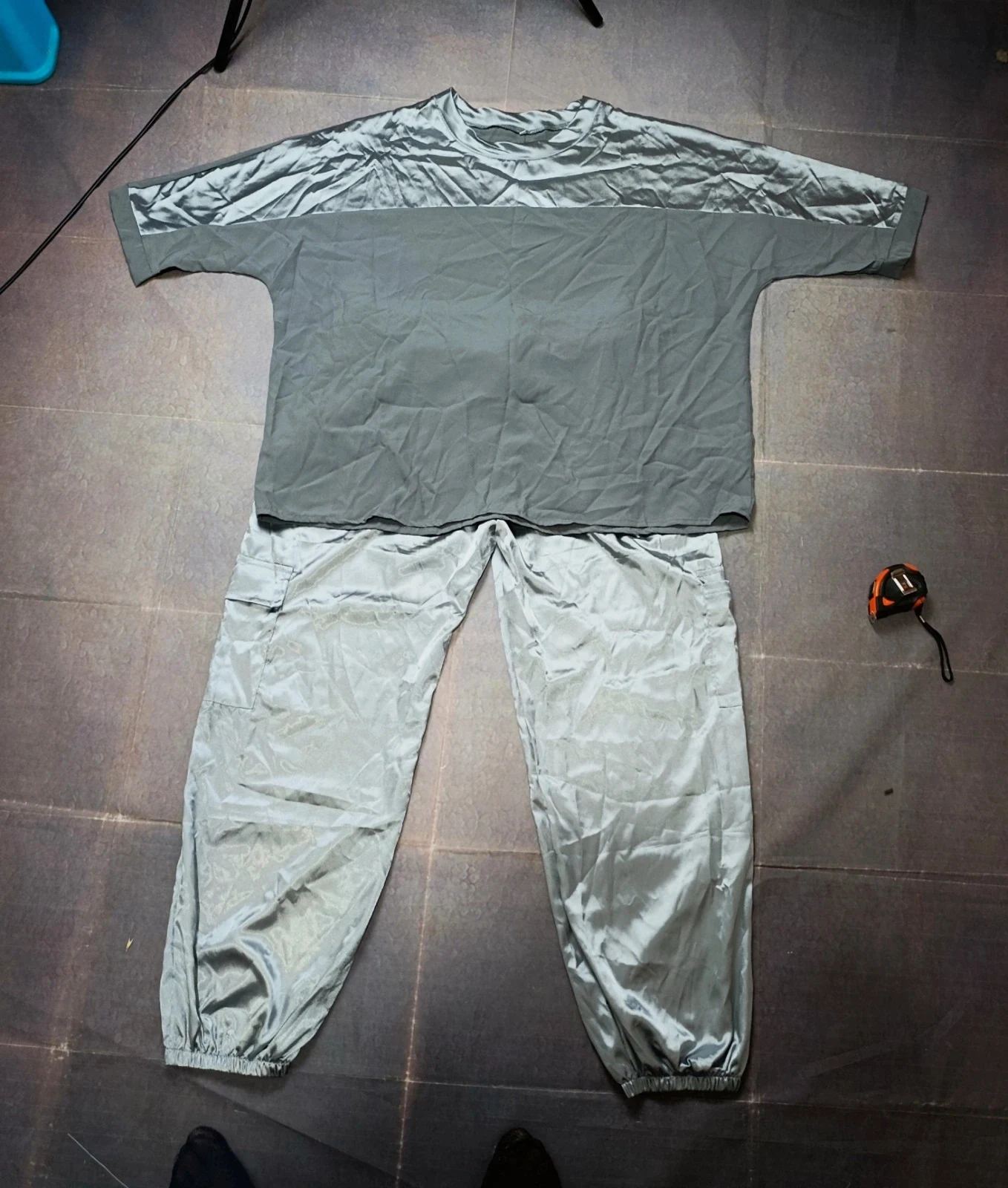 Satin 2-piece set cargo pants & top size XXL grey / conjunto raso – sin marca – taille XXL / 44 / 16
