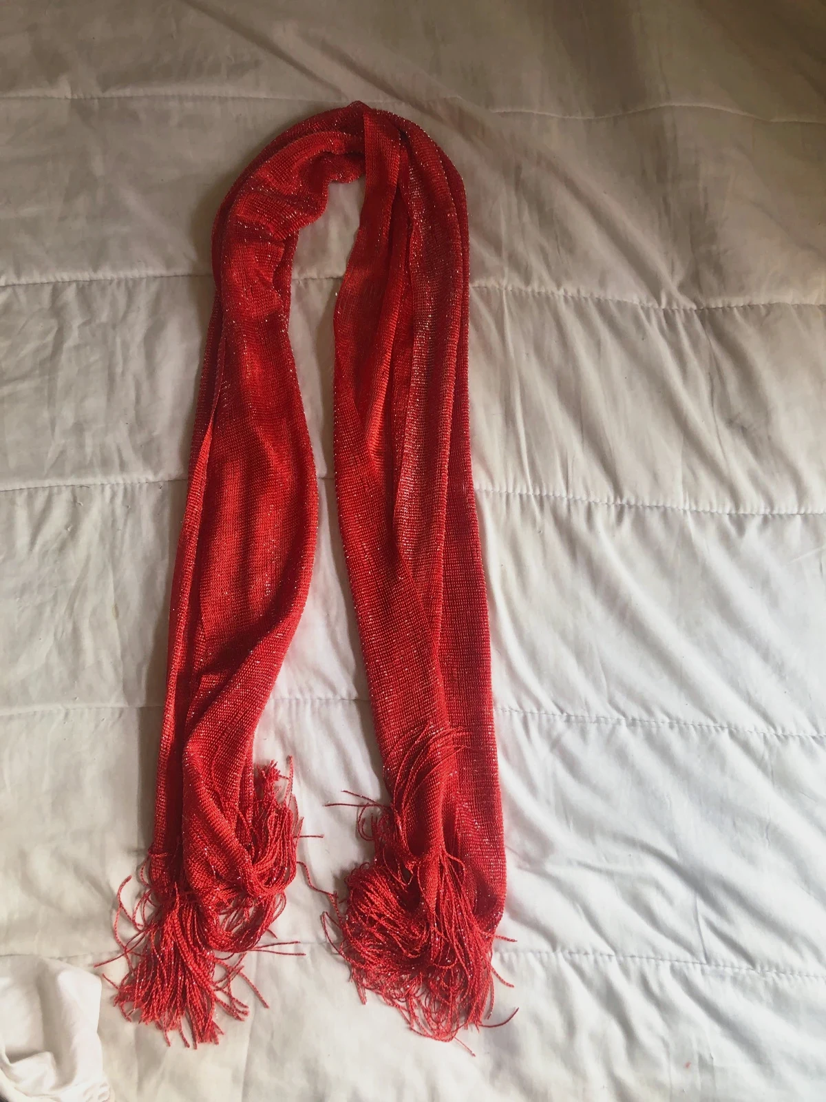 Petite écharpe / Foulard rouge pailleté Parfois – Maille irisée & franges