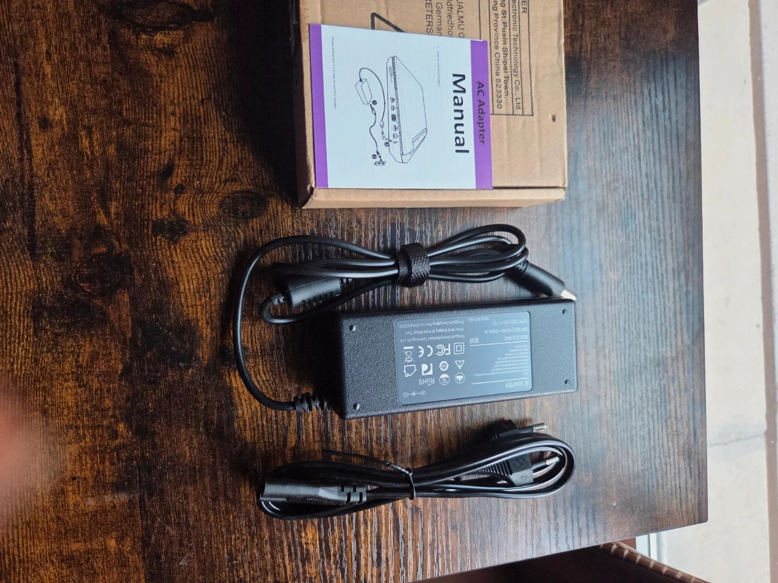 Cargador / Adaptador de corriente AC 90W 24V – 3.75A – A estrenar con caja