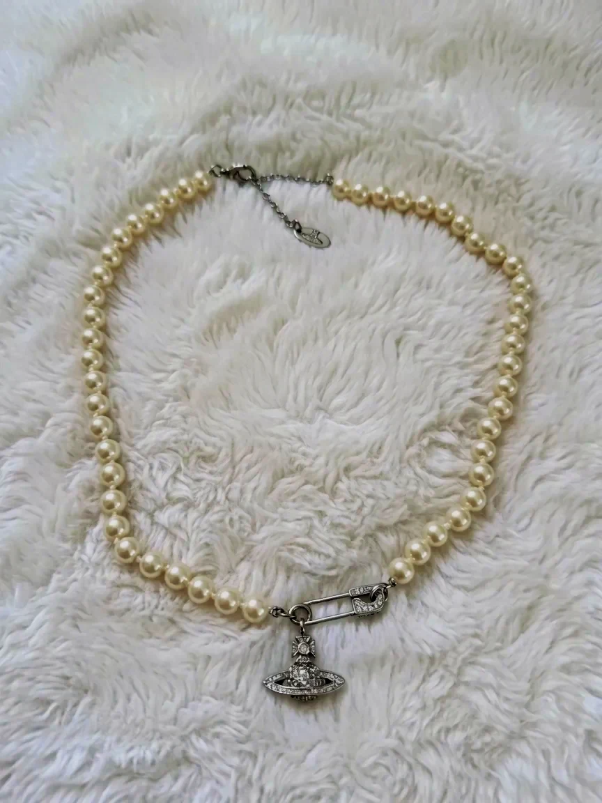 Collier perles avec pendentif strass