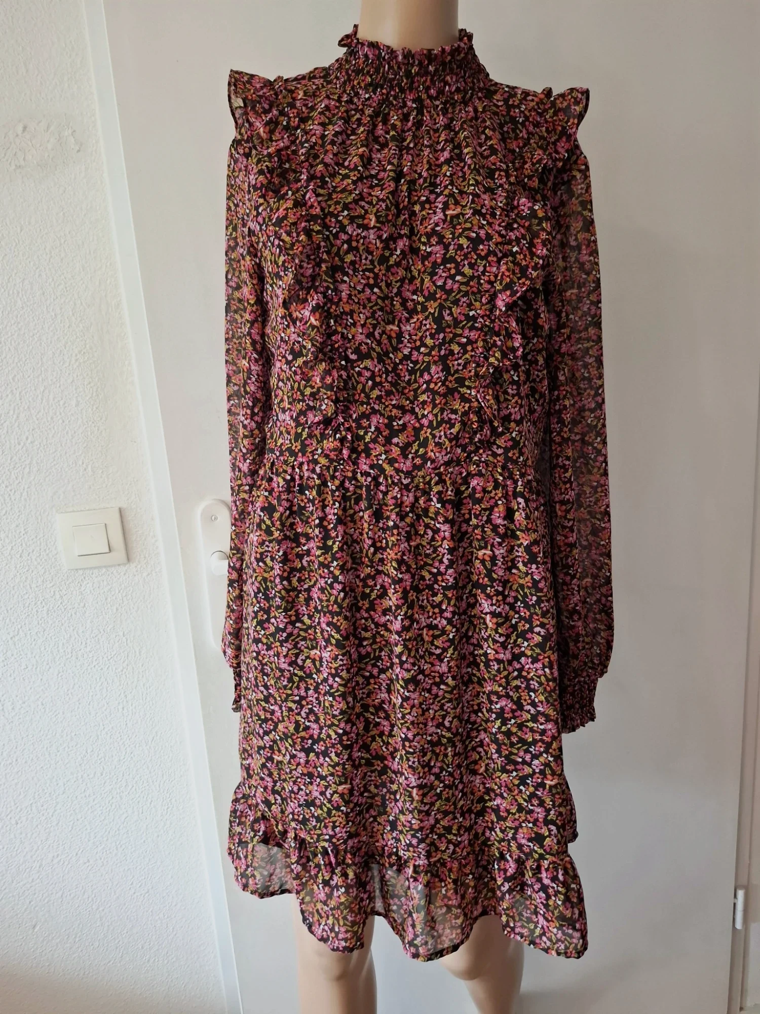 Robe h&m noir fleuri multi taille 36 en tres bon etat