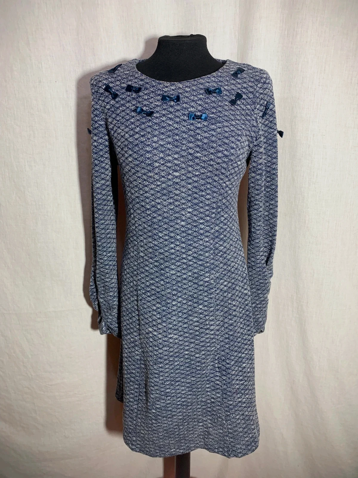 Vestido azul Manga Larga con Lazos | Blue Long Sleeve Speckled Dress with Bow Details | Akino Laude