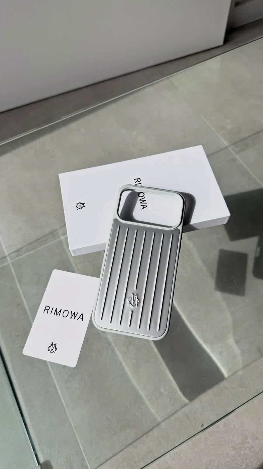 Coque de téléphone Rimowa gris et blanc
