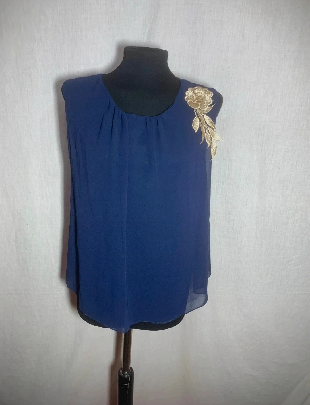 Blusa de Fiesta Azul Marino con Flor Dorada | Navy Blue Party Blouse with Golden Flower
