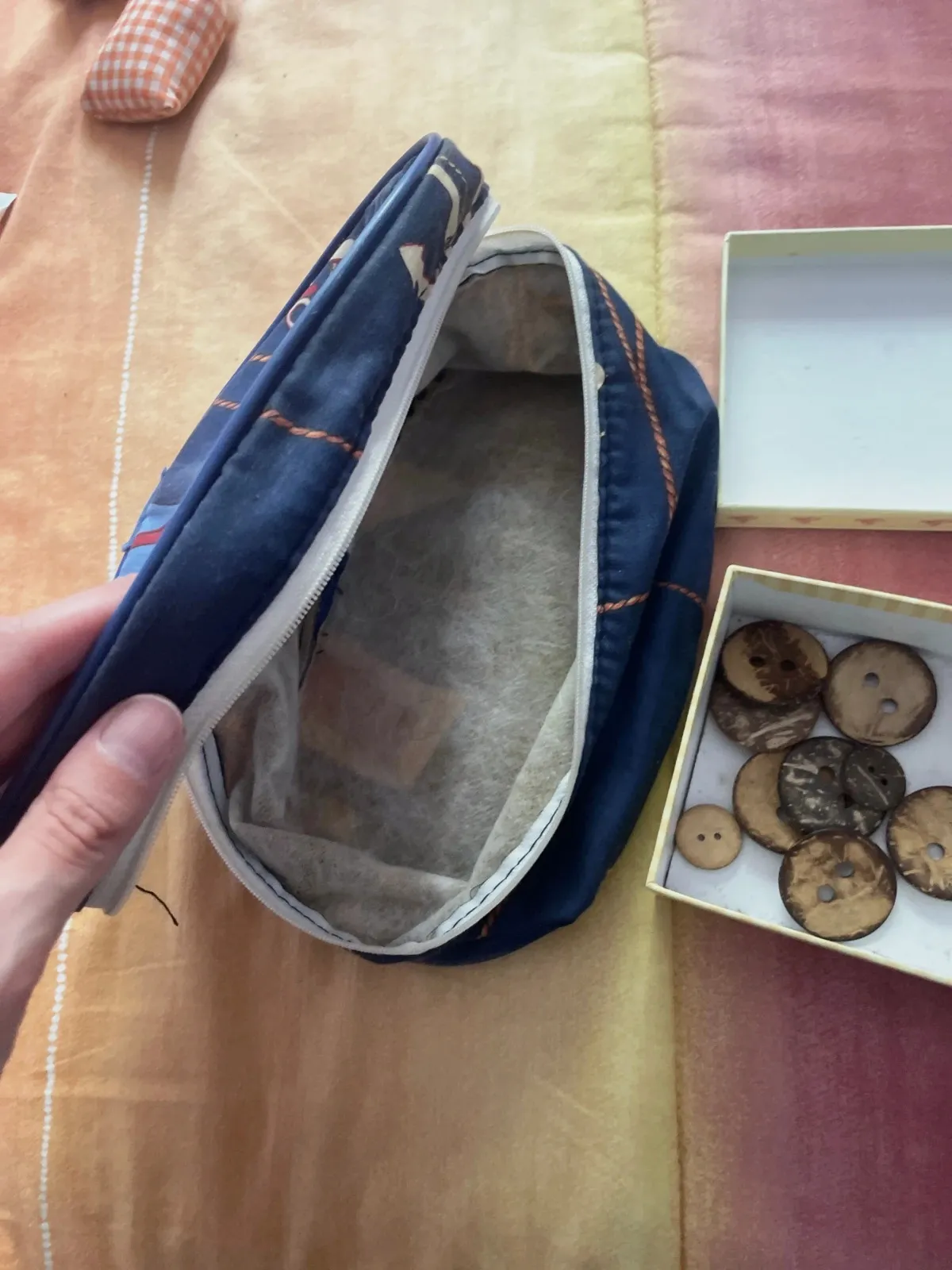 Lote de costura: neceser vintage + botones de coco – Vintage Chic 3