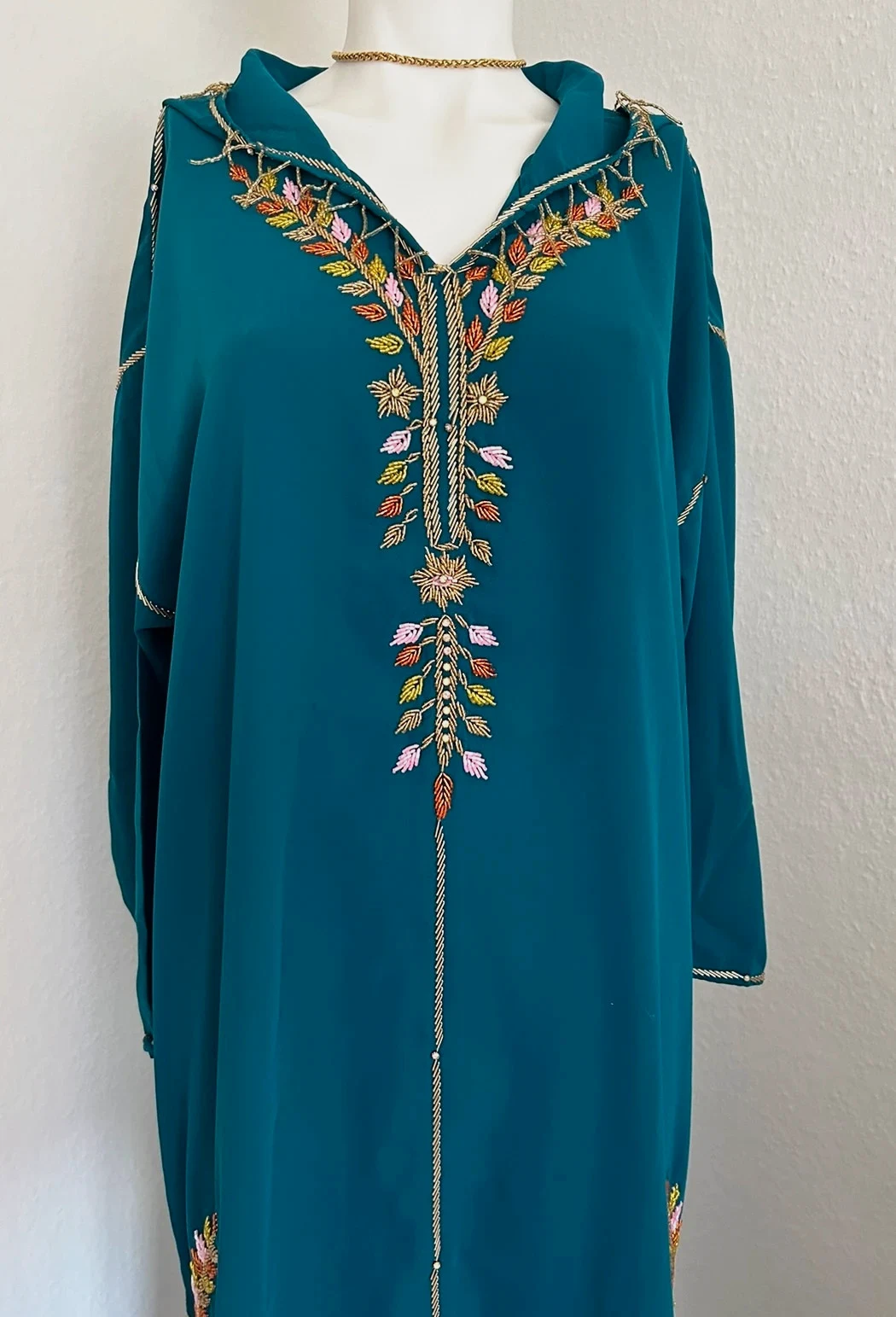 Jellaba makzania confectionner a la main avec des perles originale de haute qualité