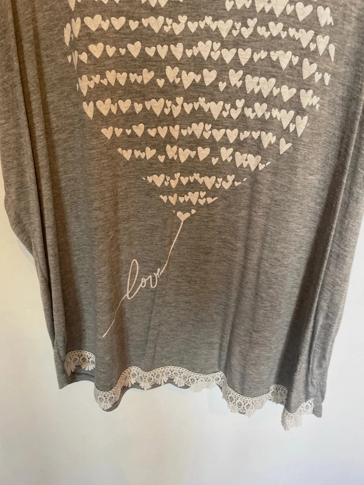 Camiseta gris corazón "Love" - Detalle encaje boho - Talla XL – taille XL / 42 / 14 3