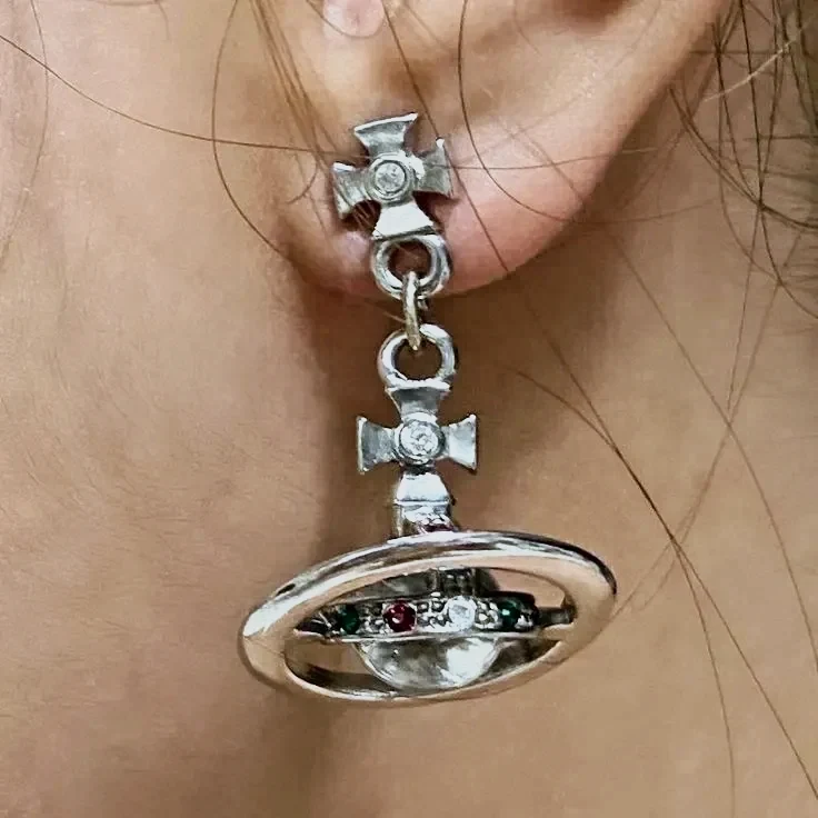 Boucles d'oreilles pendantes croix argentées