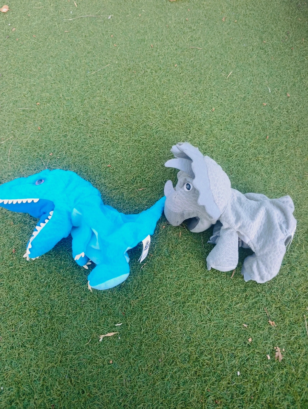 Peluche lot de 2 marionnettes Jurassic world