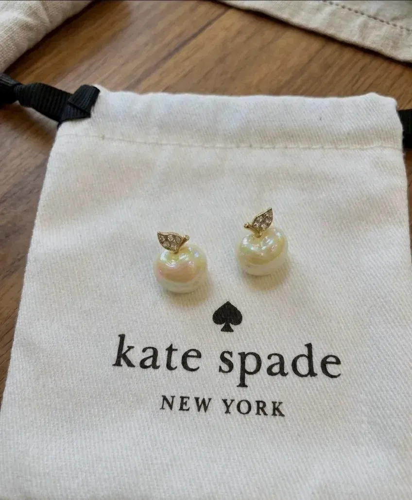 Boucles d'oreilles Kate Spade forme pomme avec perle et strass – Kate Spade – blanc, or – taille Taille unique 2