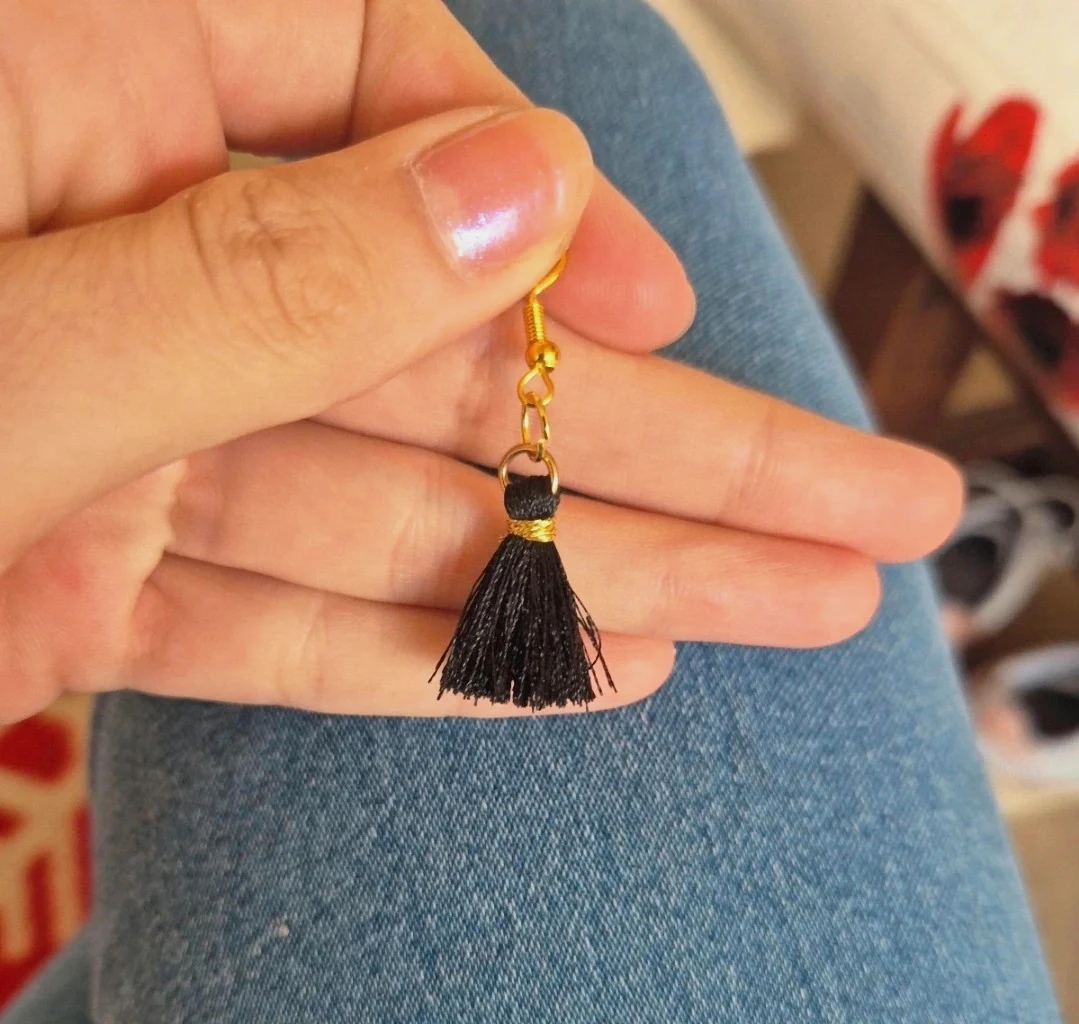 Boucles oreilles pompons noire et dorée