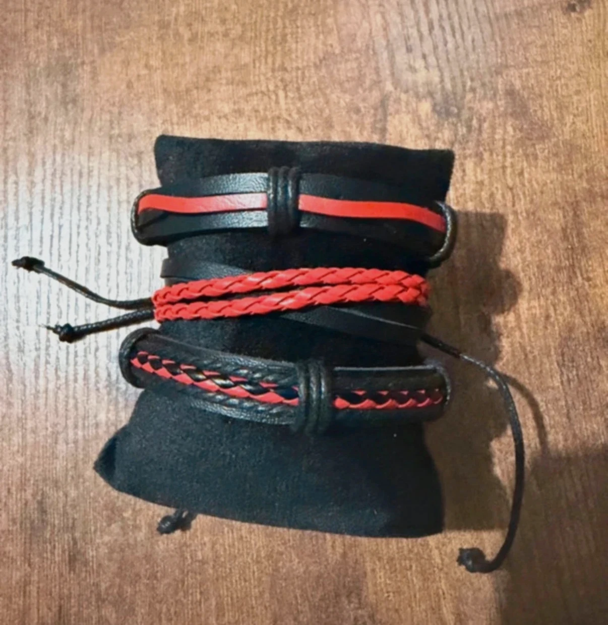 Lot de 3 bracelets assortis.