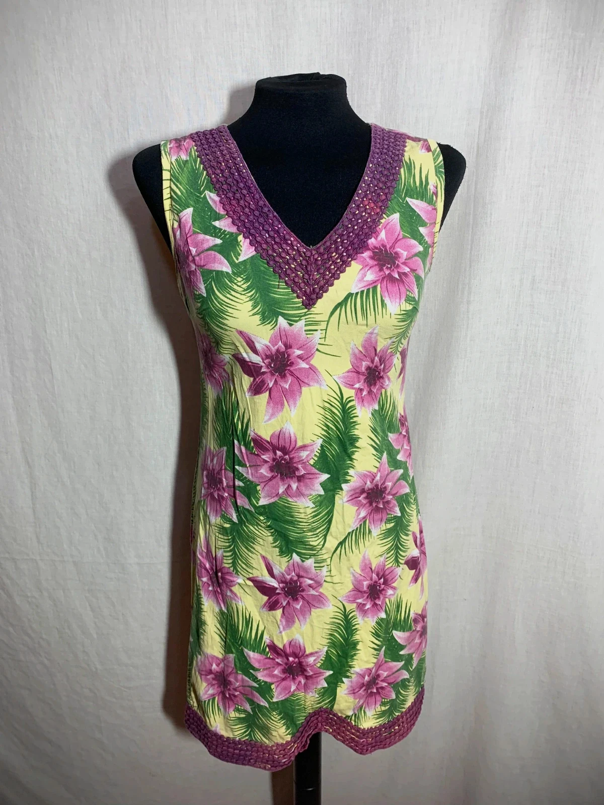 Vestido Estampado Floral Sin Mangas con Escote Bordado | Floral Sleeveless Dress | Almatrichi