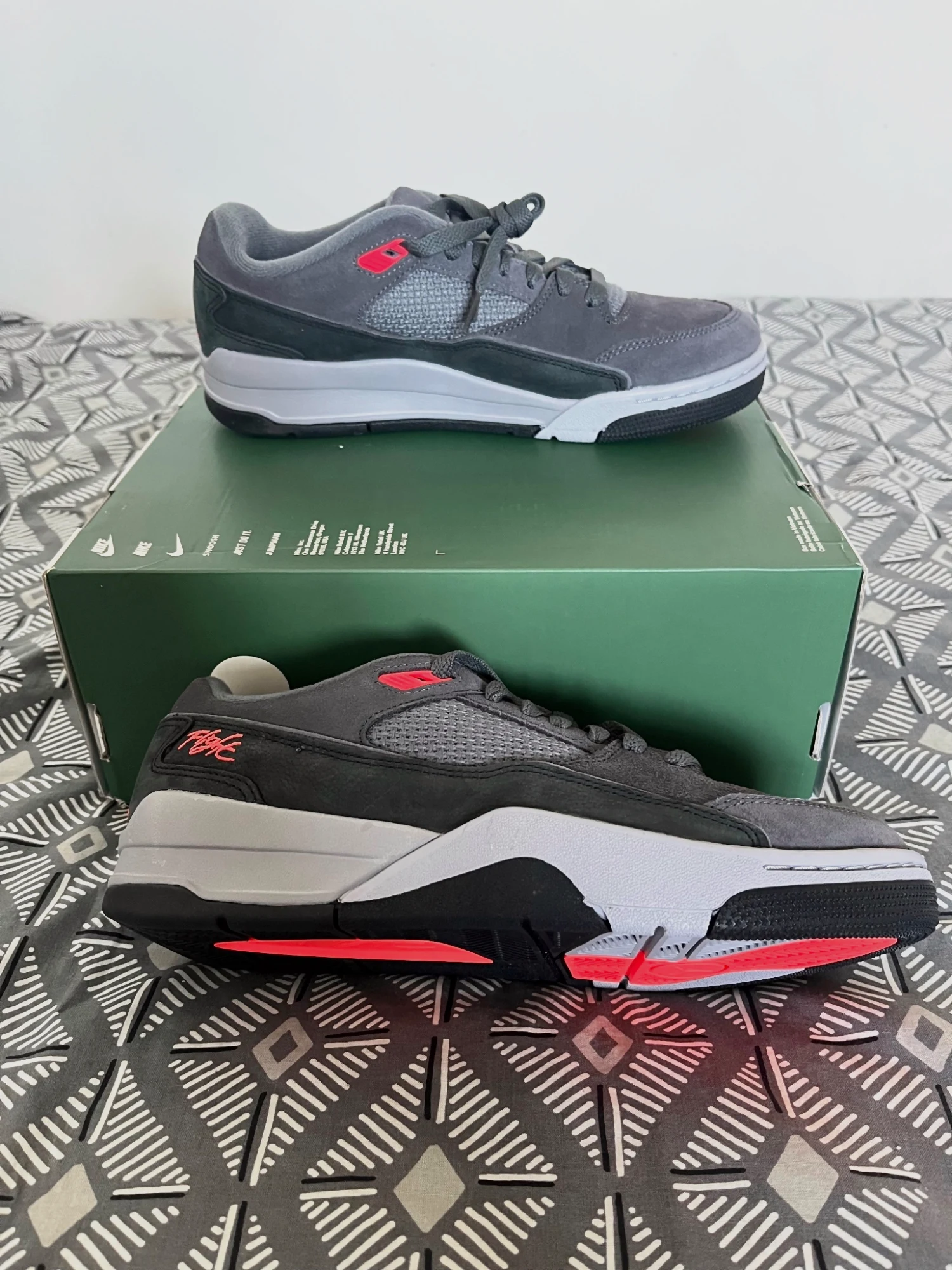 Baskets Jordan Flight Remix grises et rouges