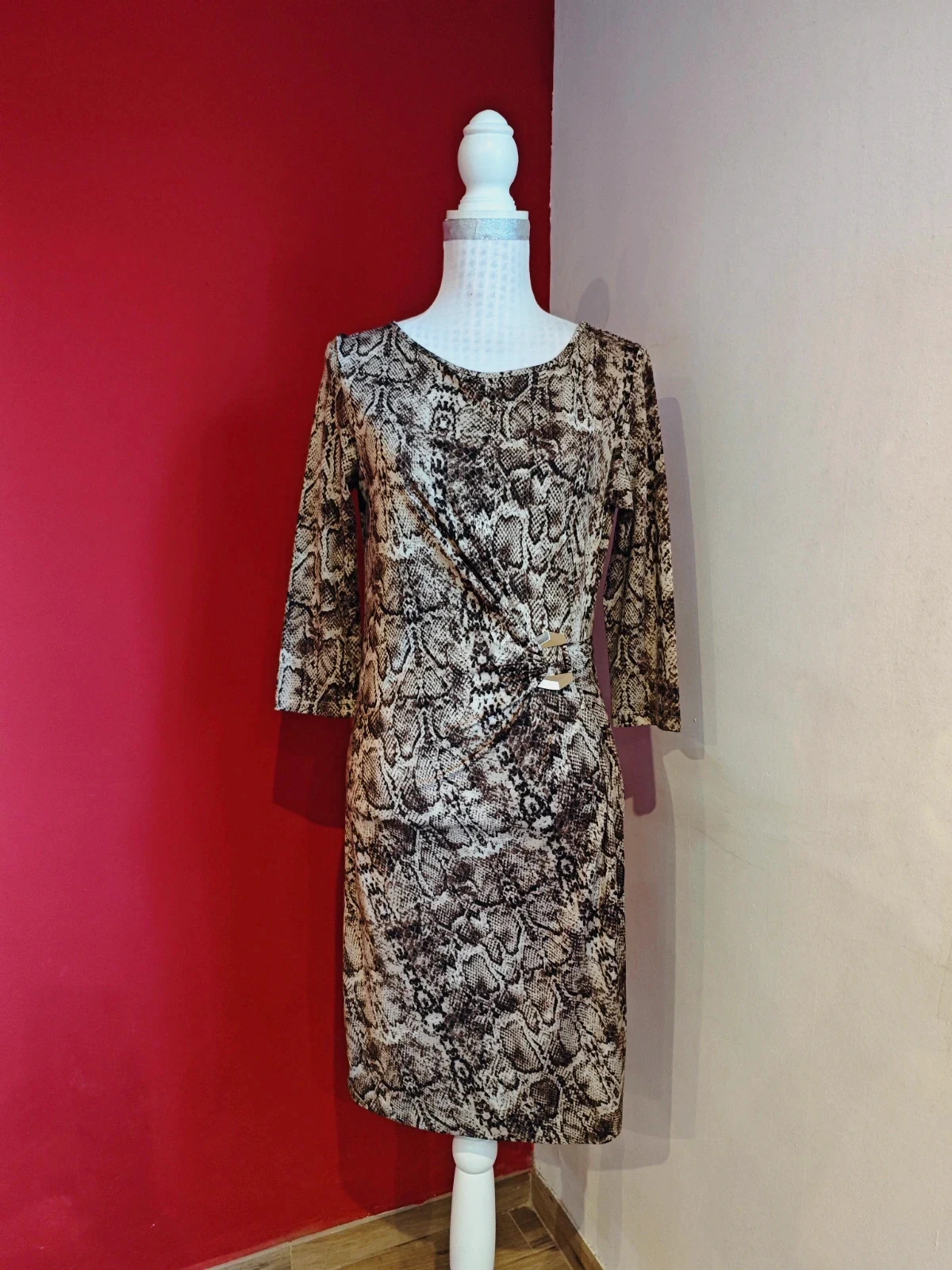 🌺Vestido estampado animal print cruzado con hebilla dorada, de Antea